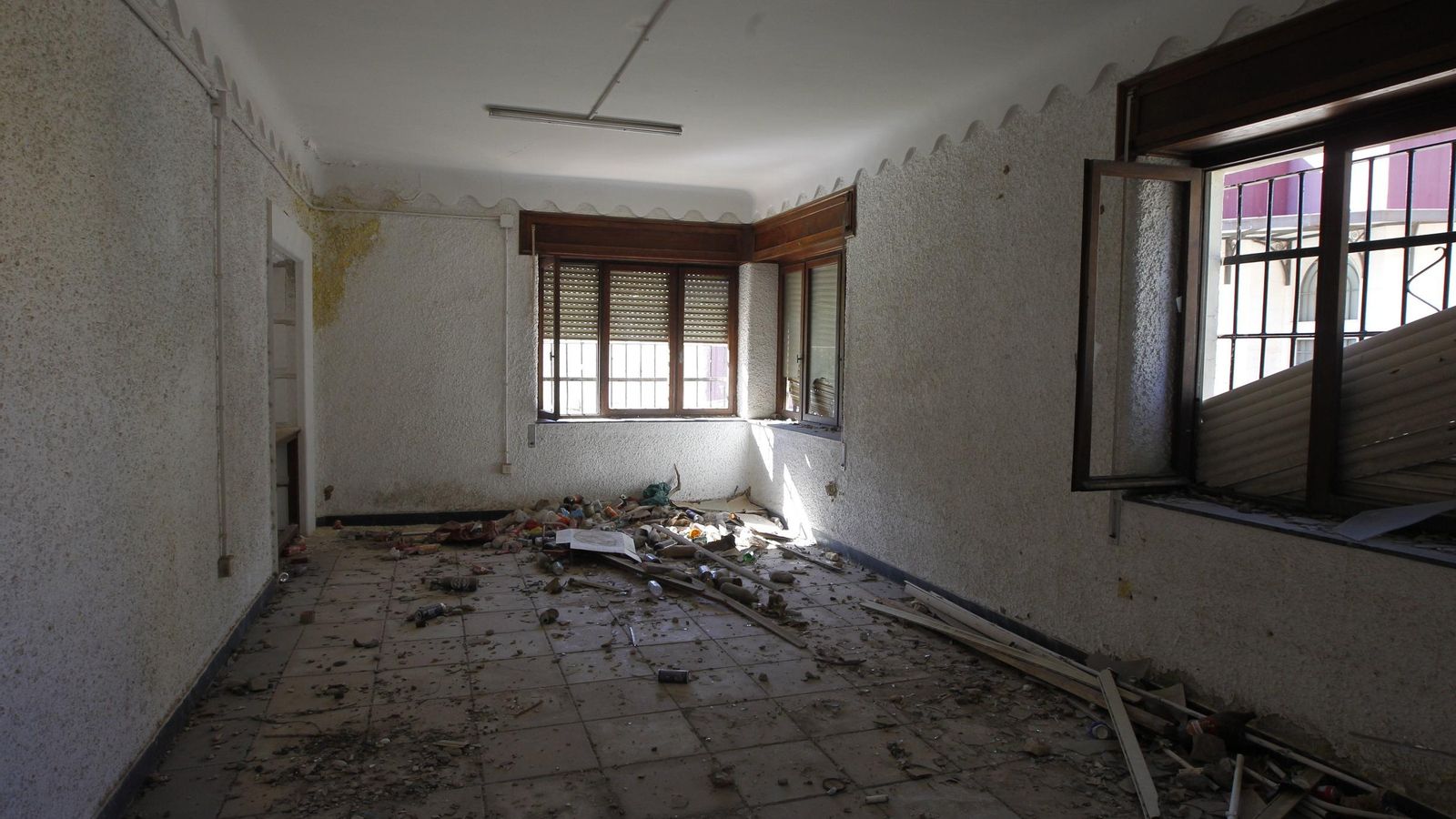 Destrozos y suciedad en el interior del edificio de Protección Civil
