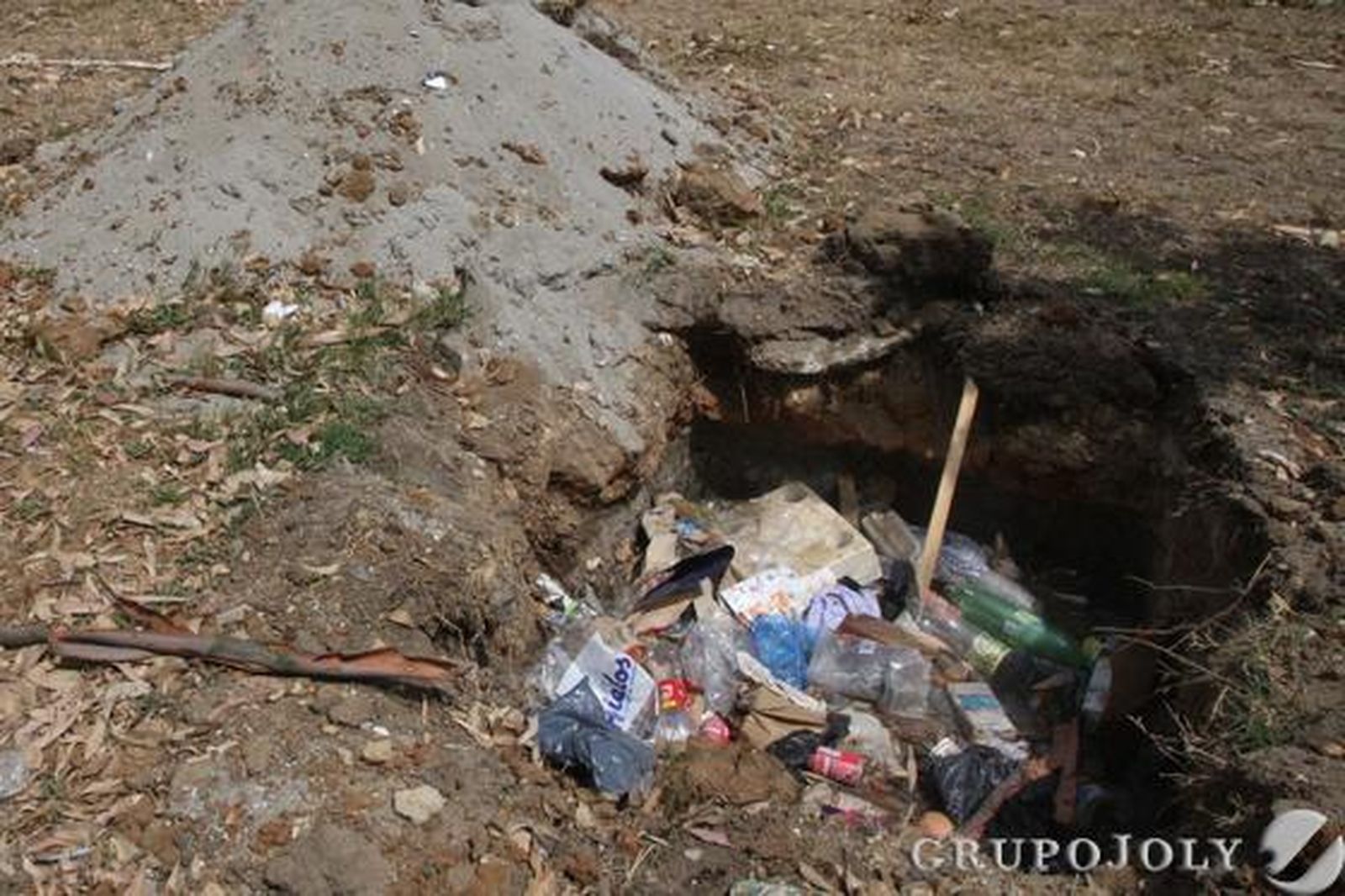 Una imagen de los restos de suciedad de la Velada y las Fiestas en uno de los agujeros de la zona.

Foto: Paco Guerrero