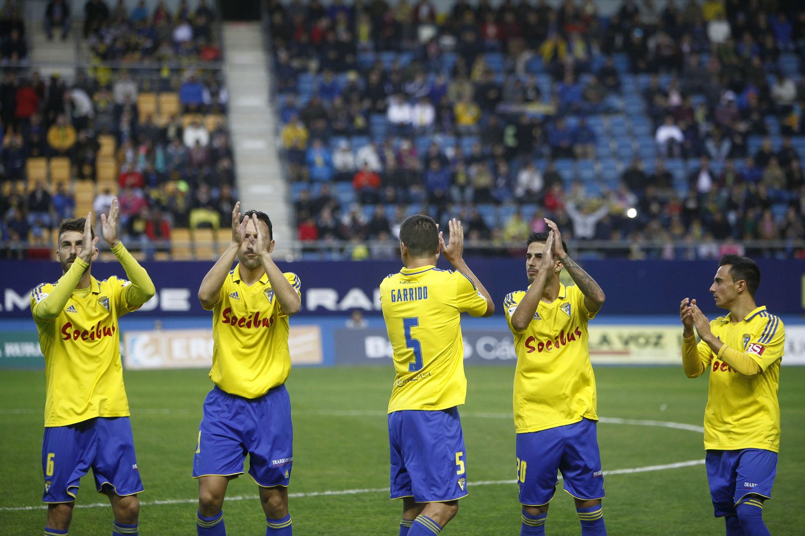 La comunión entre la afición y el equipo ha contribuido a que el Cádiz haya convertido su estadio en un fortín.