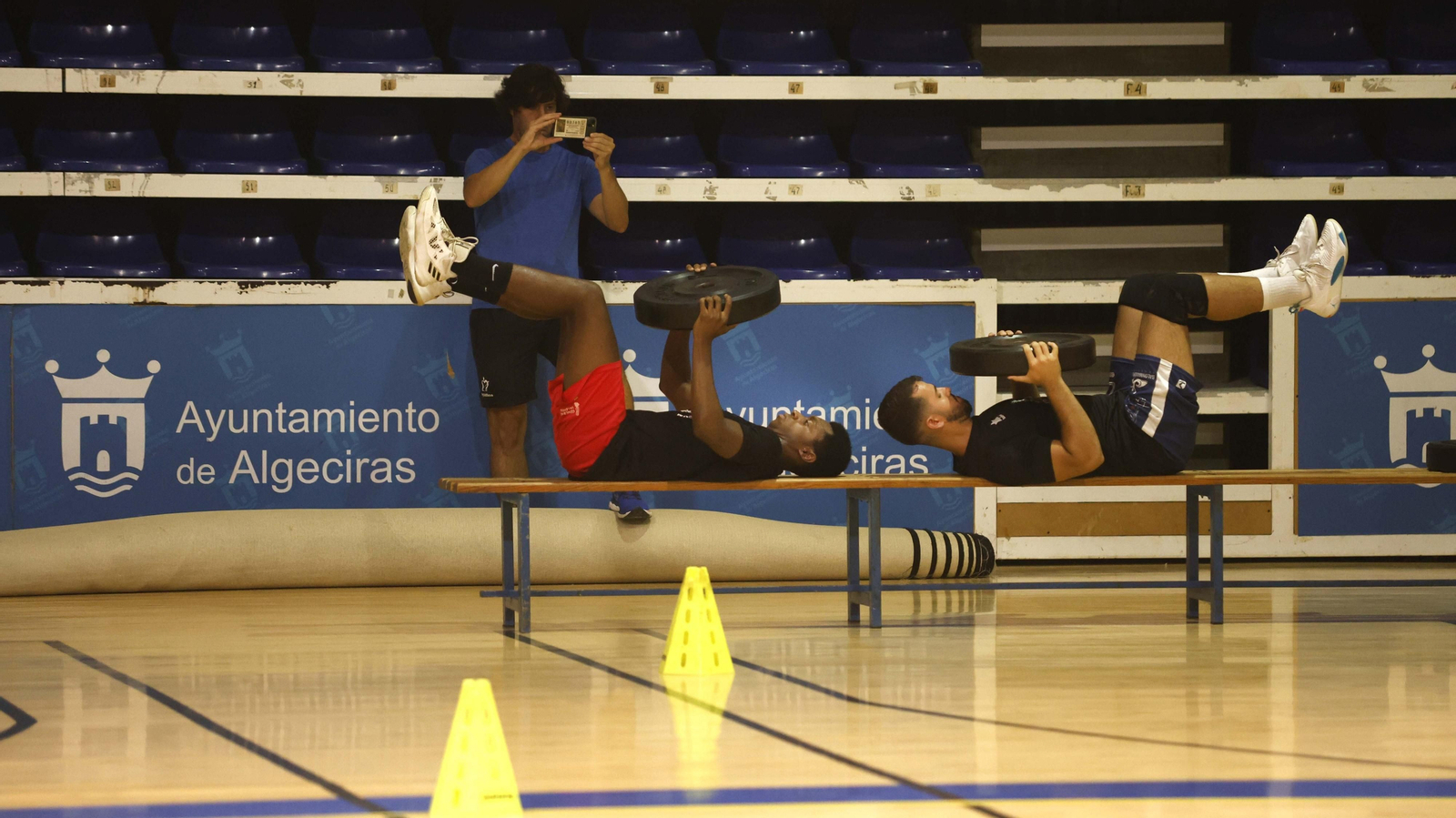 El primer entrenamiento de Ronaldo Carrasco y Sebas Restrepo con el BM Ciudad de Algeciras