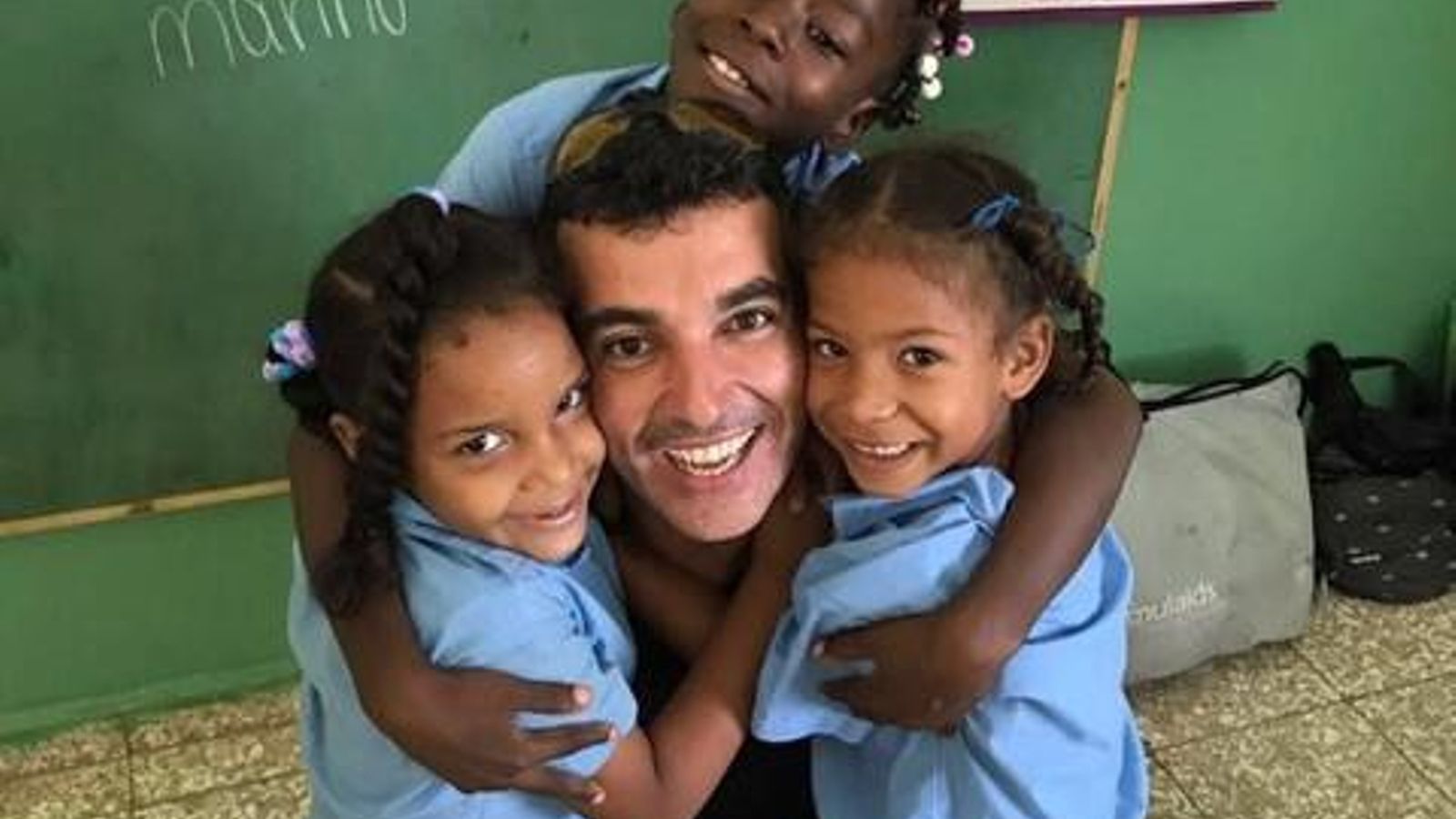 Antonio Caballero se divierte con niños de Guatemala, donde actuó con BUSF tras el huracán de República Dominicana.