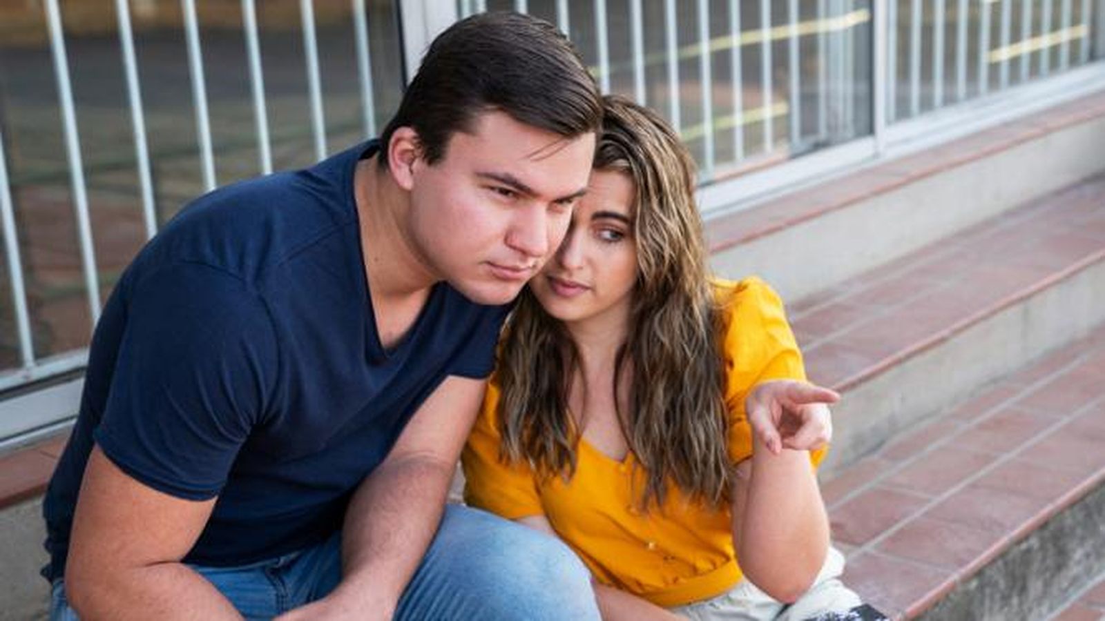 Dos personas criticando.