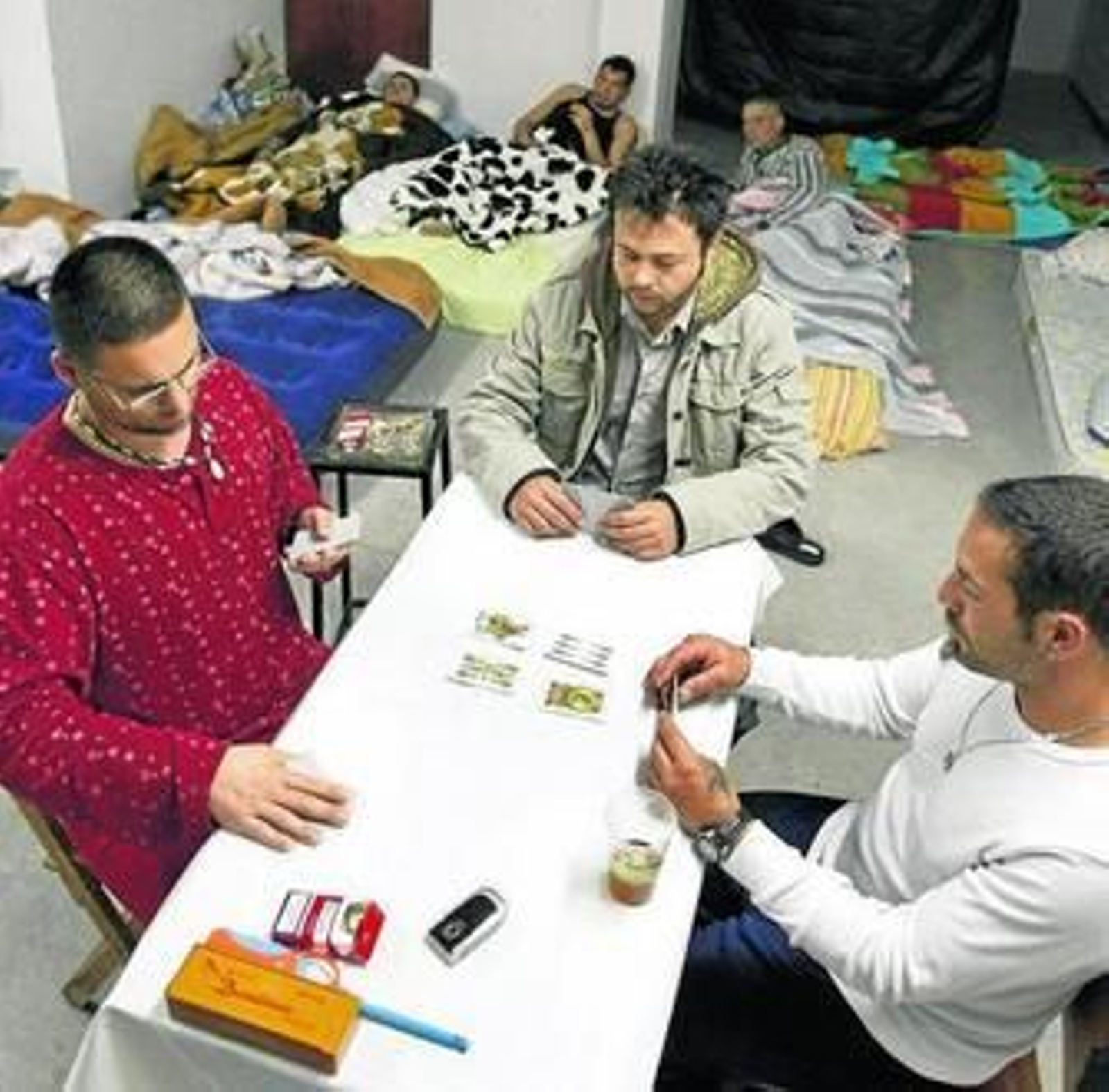Los parados juegan a las cartas en el local del convento de Santo Domingo donde están encerrados.