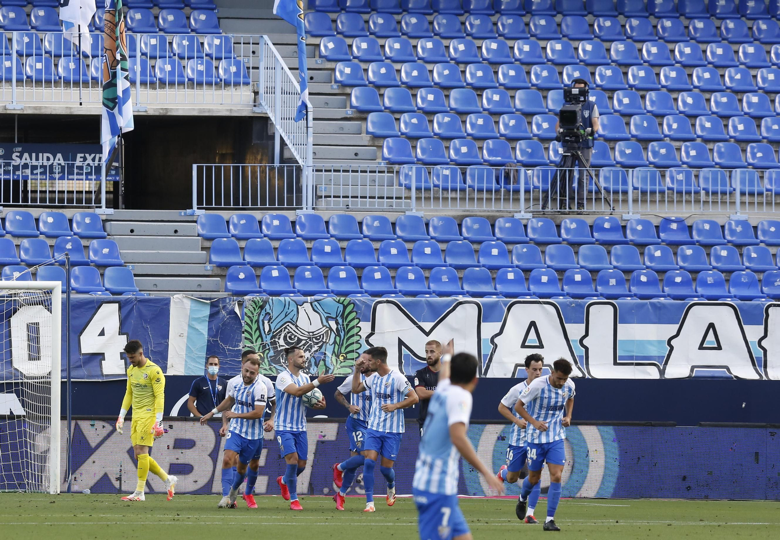 Sadiku, tras marcar al Huesca el último penalti del Málaga CF.