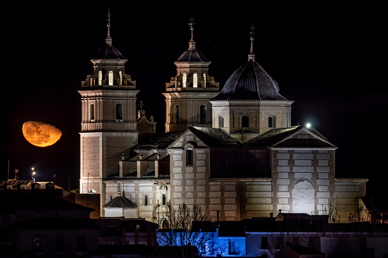Luna menguante junto a la iglesia de la Encarnación en Vélez Rubio