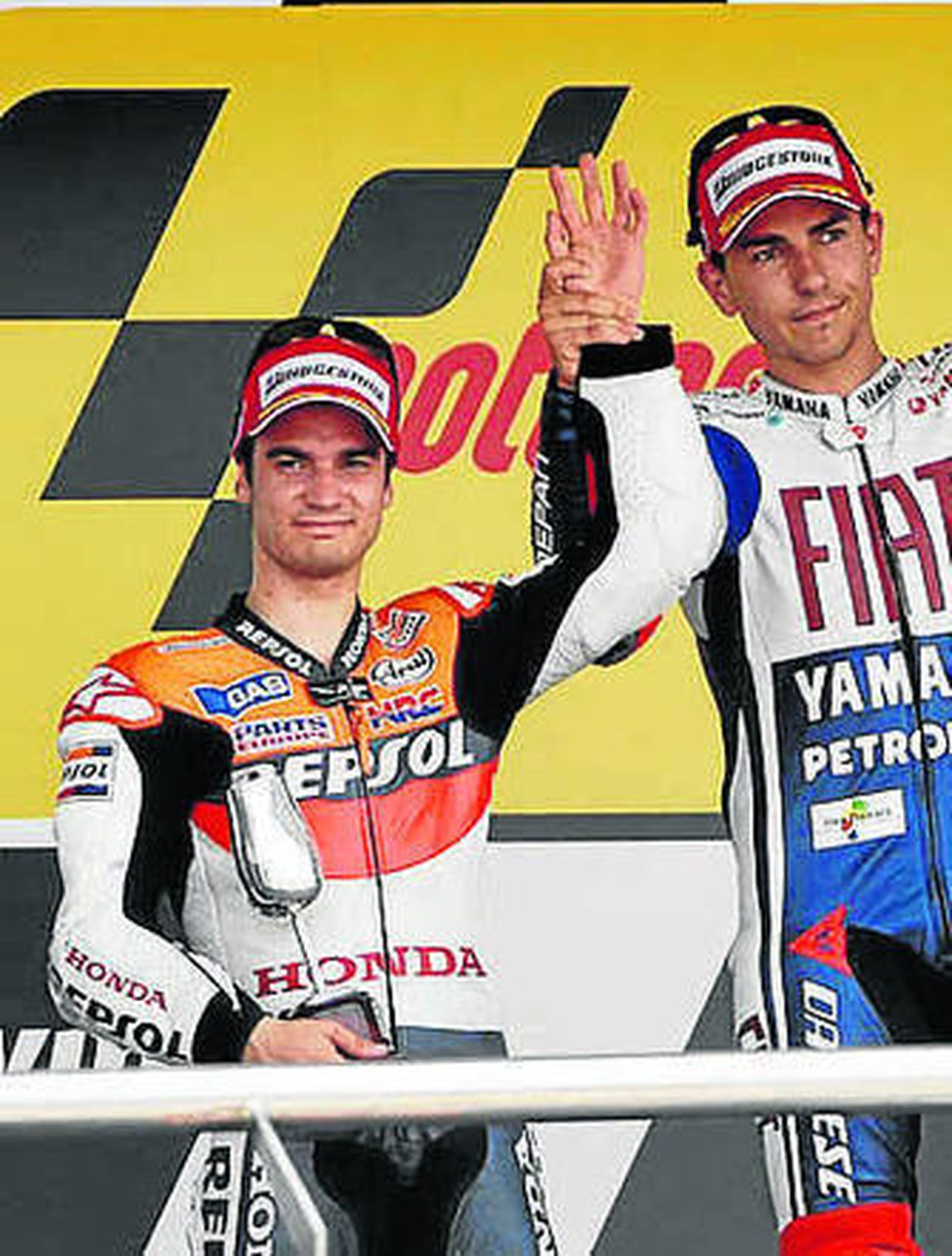 Jorge Lorenzo pega un salto en el podio del trazado jerezano celebrando su espectacular victoria ante Dani Pedrosa y Valentino Rossi.