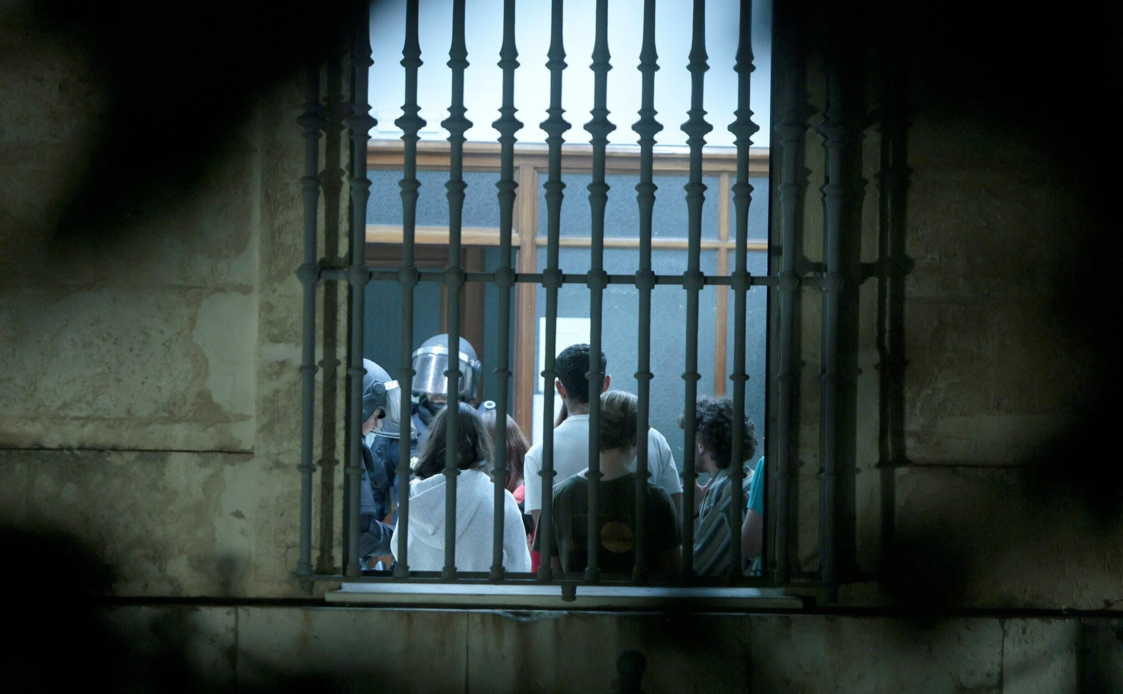 La Policía Nacional desaloja a los jóvenes que habían ocupado las facultades de Geografía e Historia y Filología.