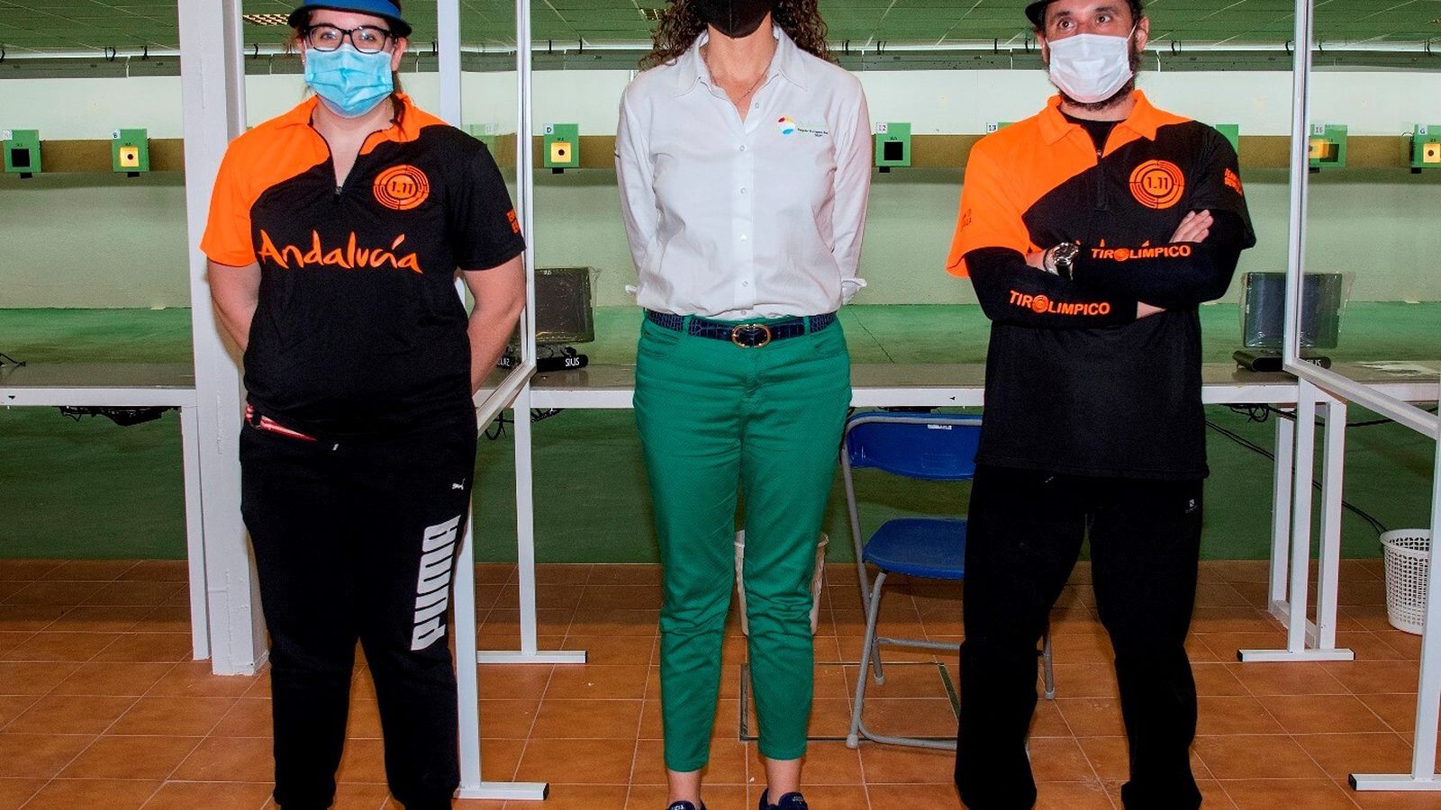 Merxe Soto y Antonio Jesús Mejías, del CD Tiro Olímpico 1.11, junto a Isabel Sánchez.