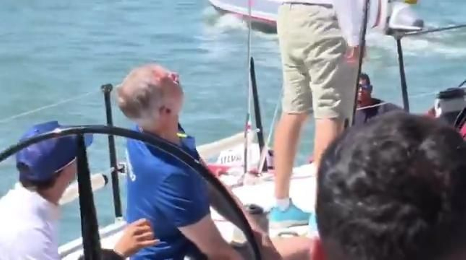 El rey Felipe VI casi es golpeado por una vela cuando embarcaba este viernes en el 'Aifos'
