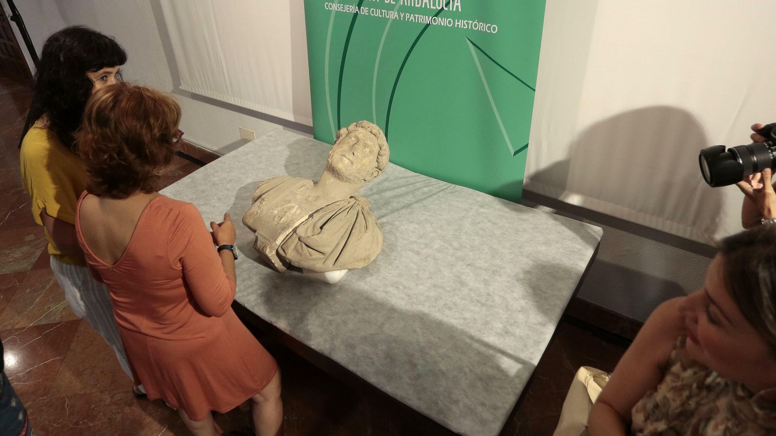 El busto romano del emperador Adriano desde otra perspectiva