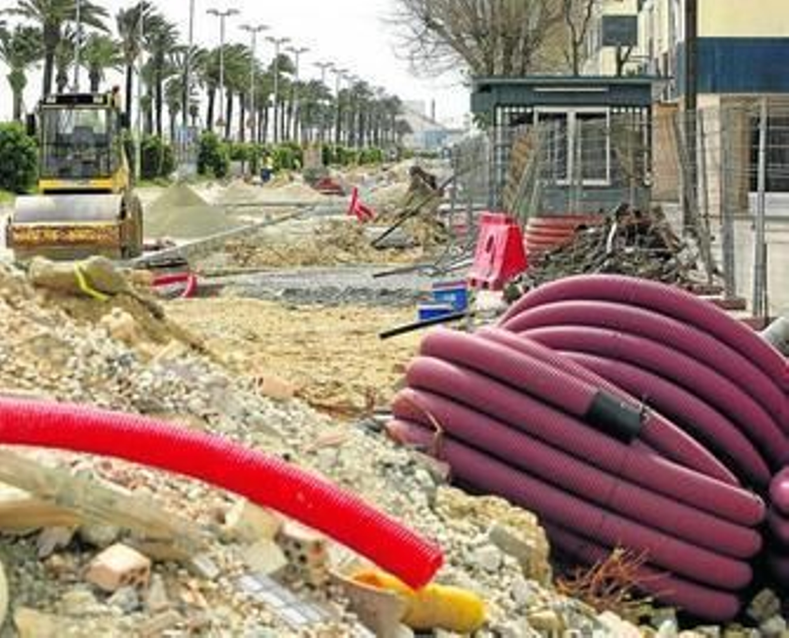 Imagen de la calzada donde se sitúan las obras de saneamiento en la avenida de la Bahía.