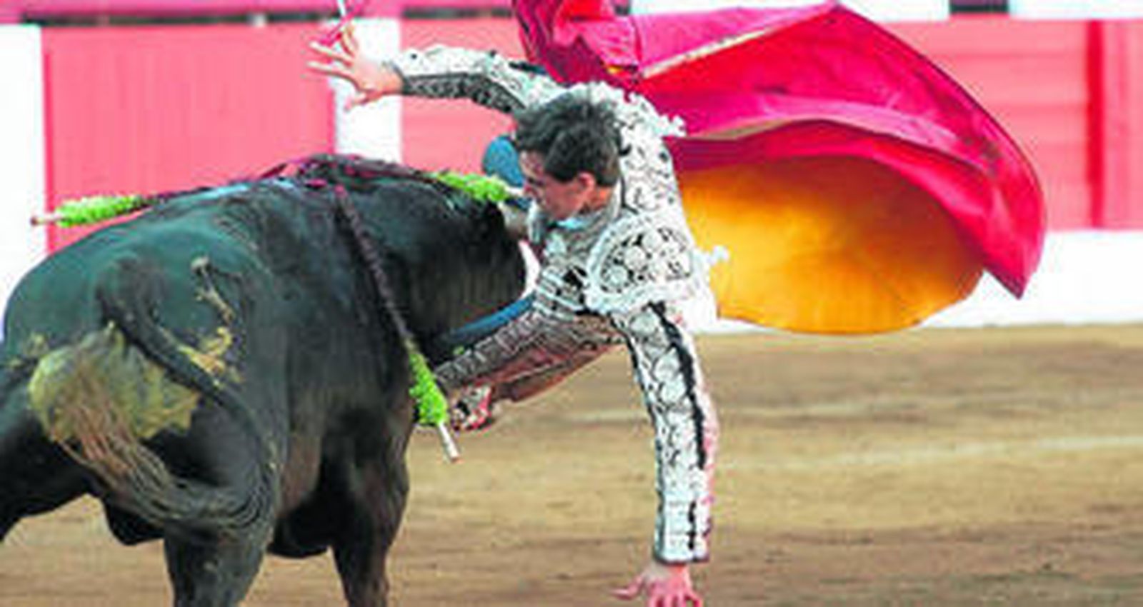 El momento en que el diestro Jiménez Fortes es alcanzado por el tercer toro de la suelta, en la plaza de Cuatro Caminos.