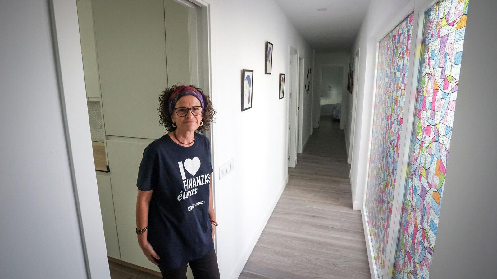 Geli Sánchez, en el interior de una de las viviendas.