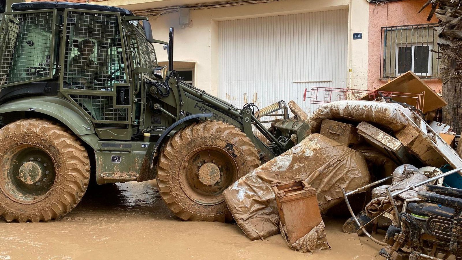 Los vehículos desplegados por la Legión están contribuyendo a la recuperación de calles y viales