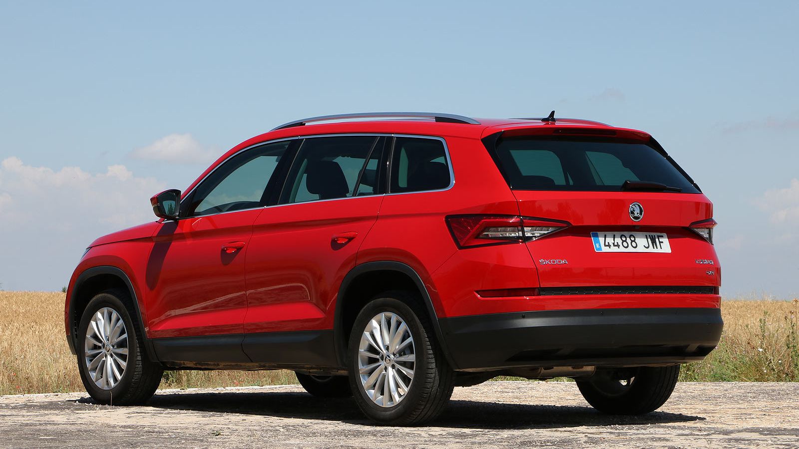 Su tamaño es grande. Mide cerca de 4,7 metros de largo y tiene 3 filas de asientos.