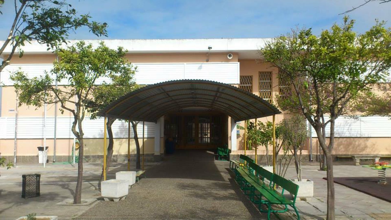 Protestas en el colegio La Jara por la falta de un docente en Educación Infantil.