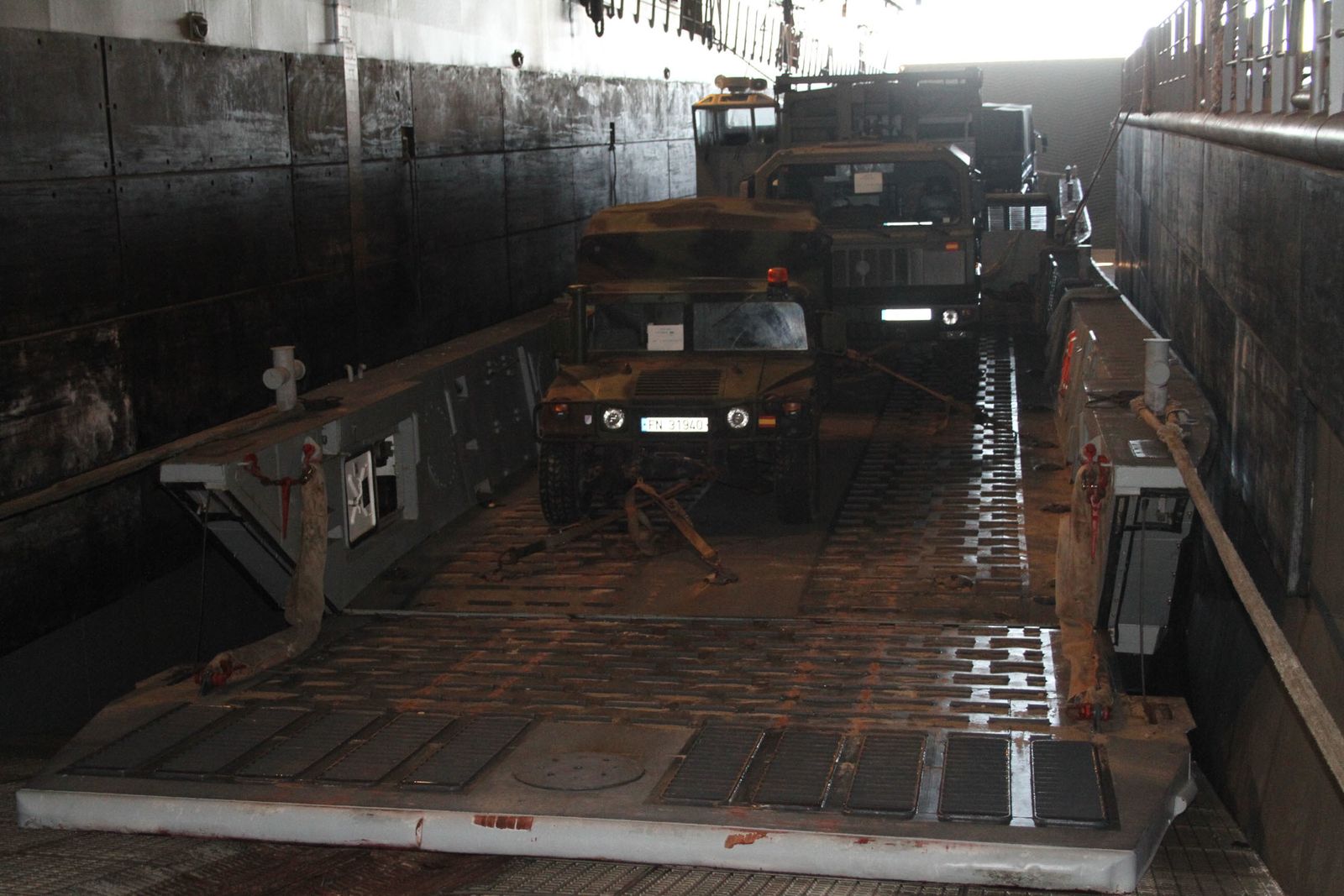 Imágenes de las primeras horas del portaaviones "Juan Carlos I" en el puerto de Huelva, durante su visita este fin de semana