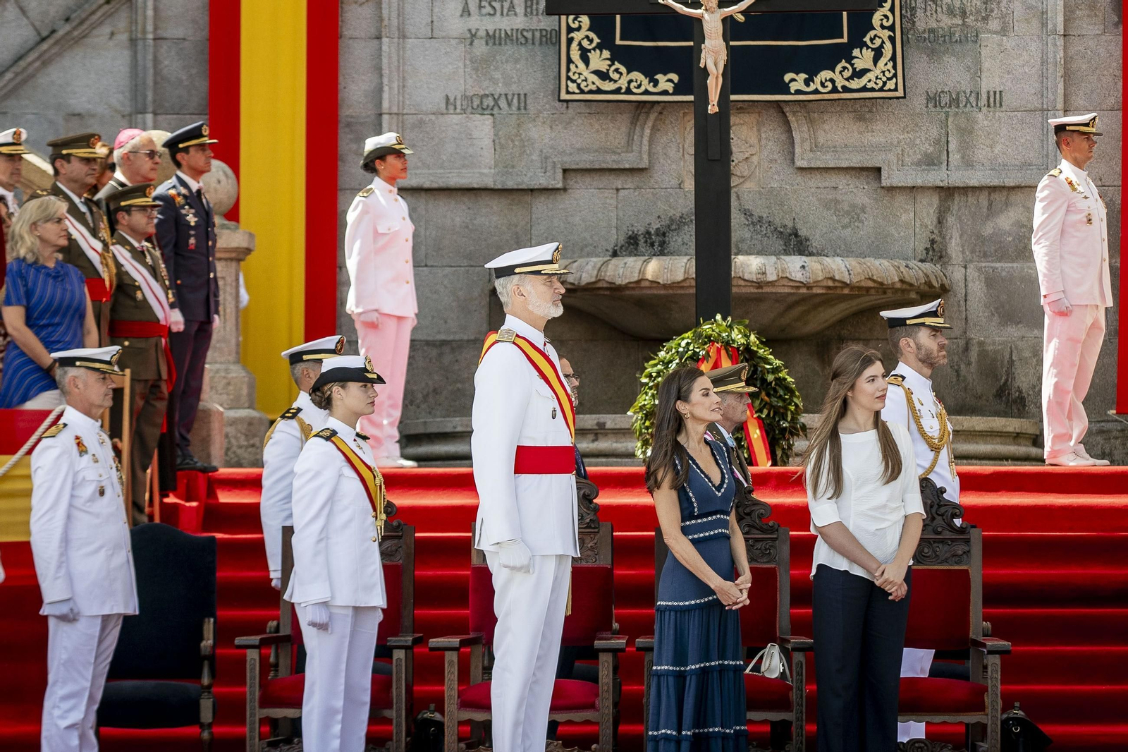 La princesa Leonor termina su formación en la Armada recibiendo de manos de su padre la Cruz al Mérito Naval