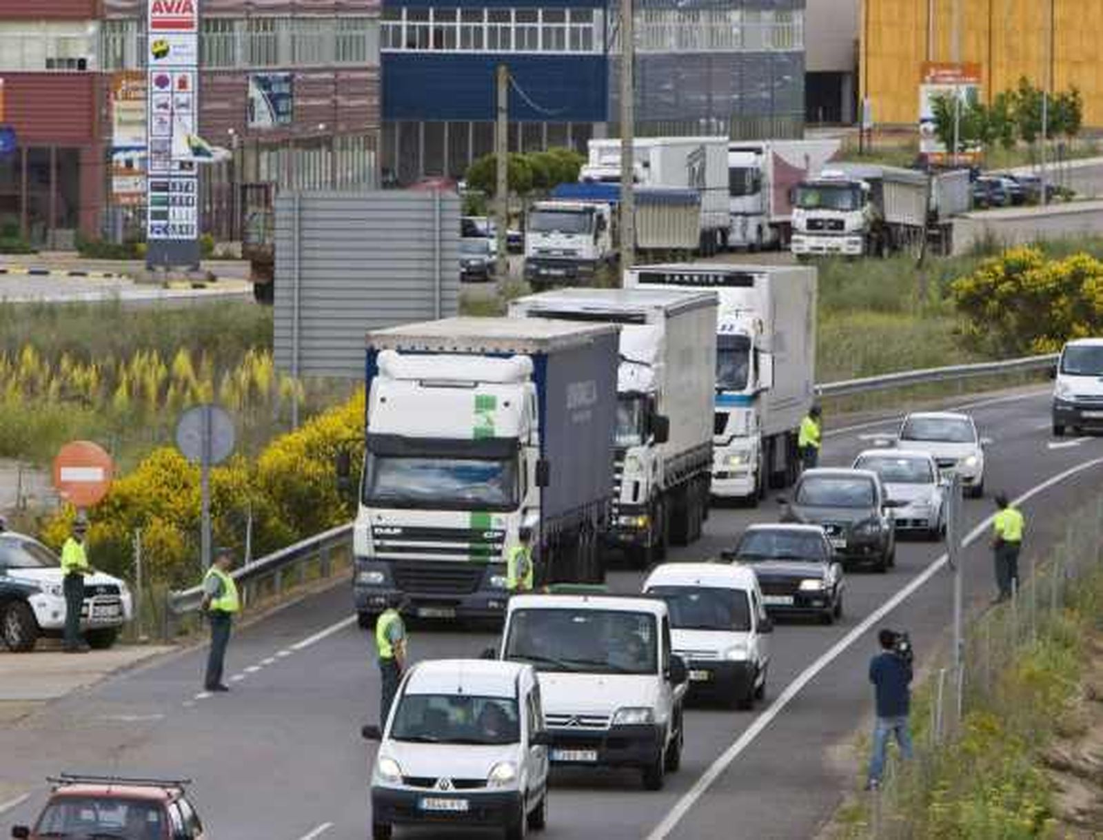 Los transportistas suspenden temporalmente el paro