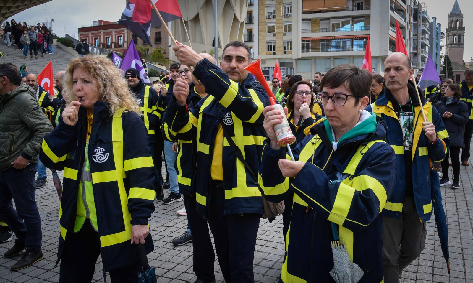 Manifestación de trabajadores de Correos en las Setas