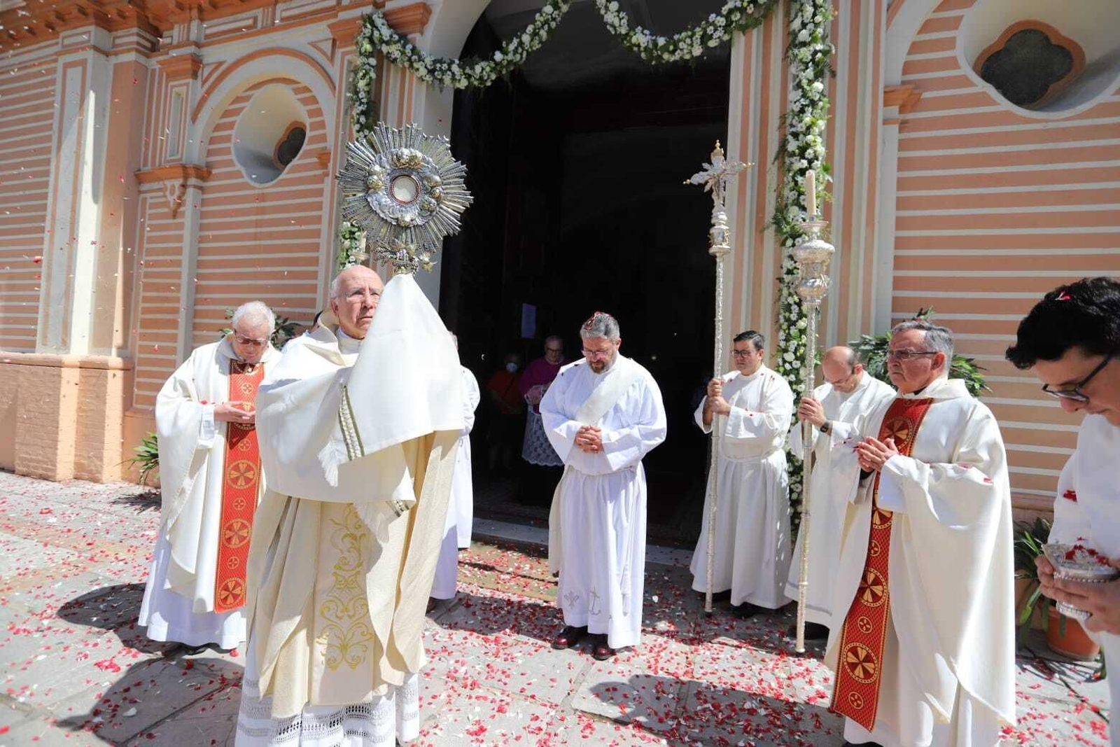 El obispo de Huelva, José Vilaplana, en el momento d ela bendición.