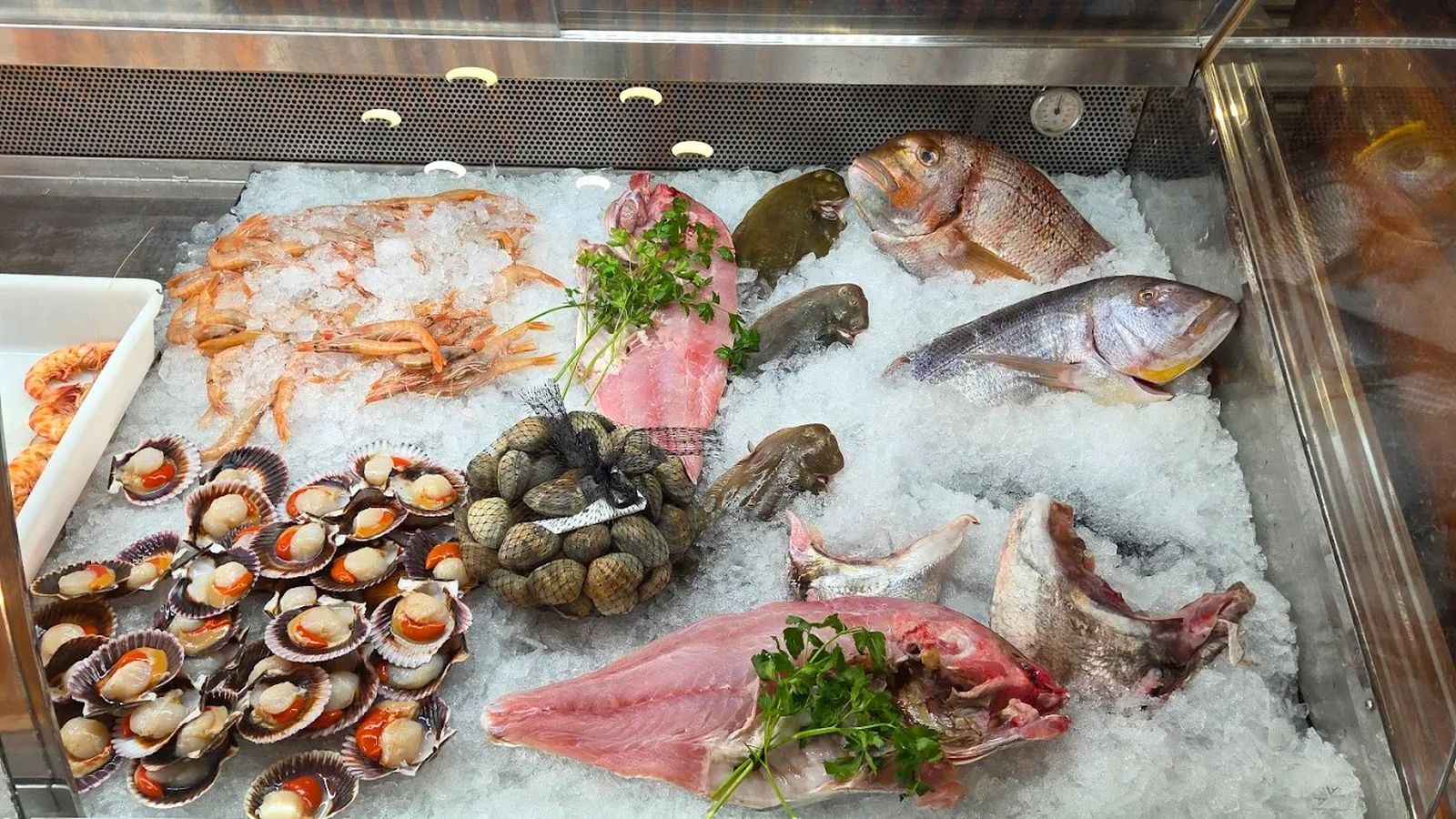 Vitrina del restautante Casa Bigote, en Sanlúcar.