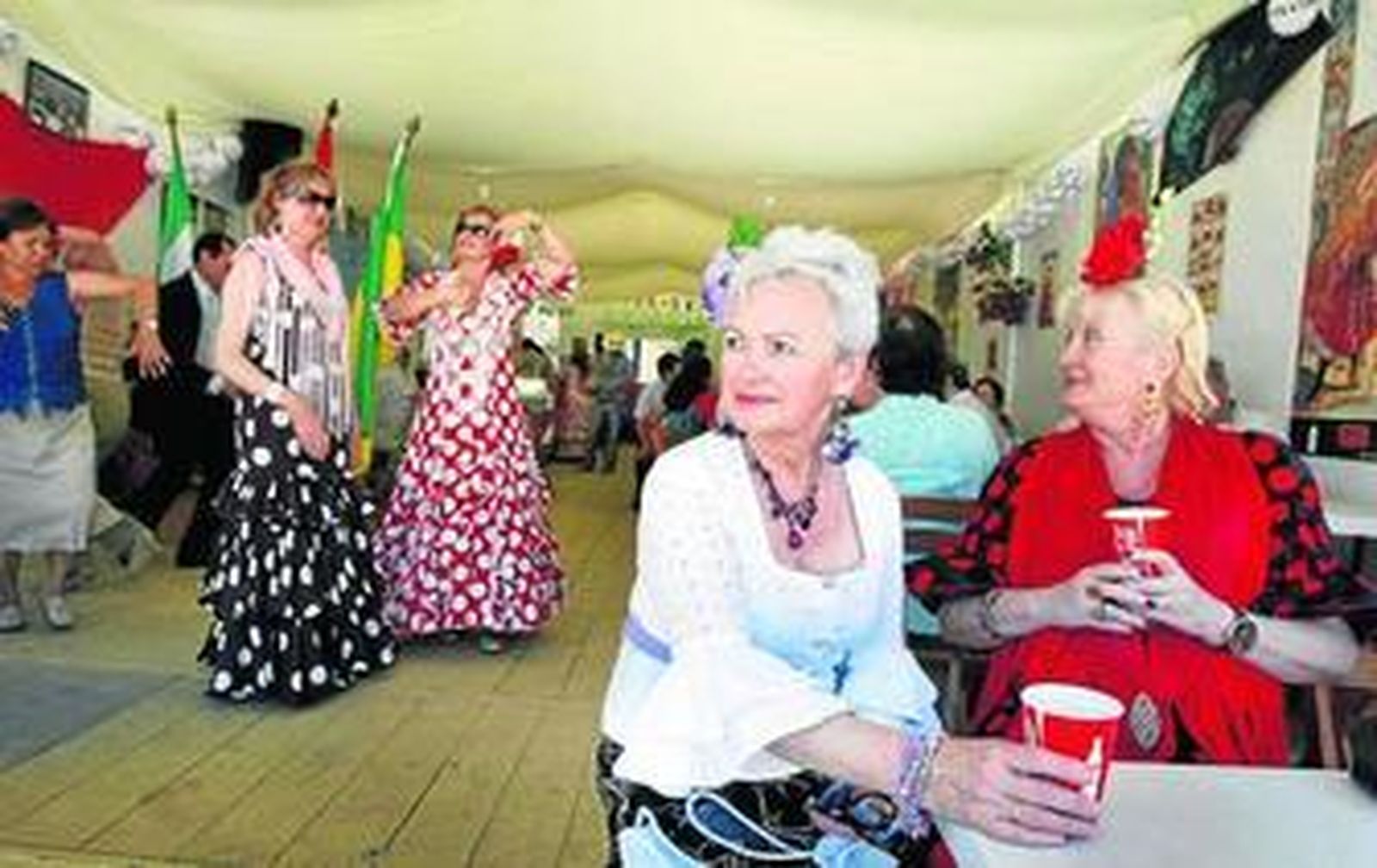 Los mayores disfrutan por fin de su merecida caseta de feria