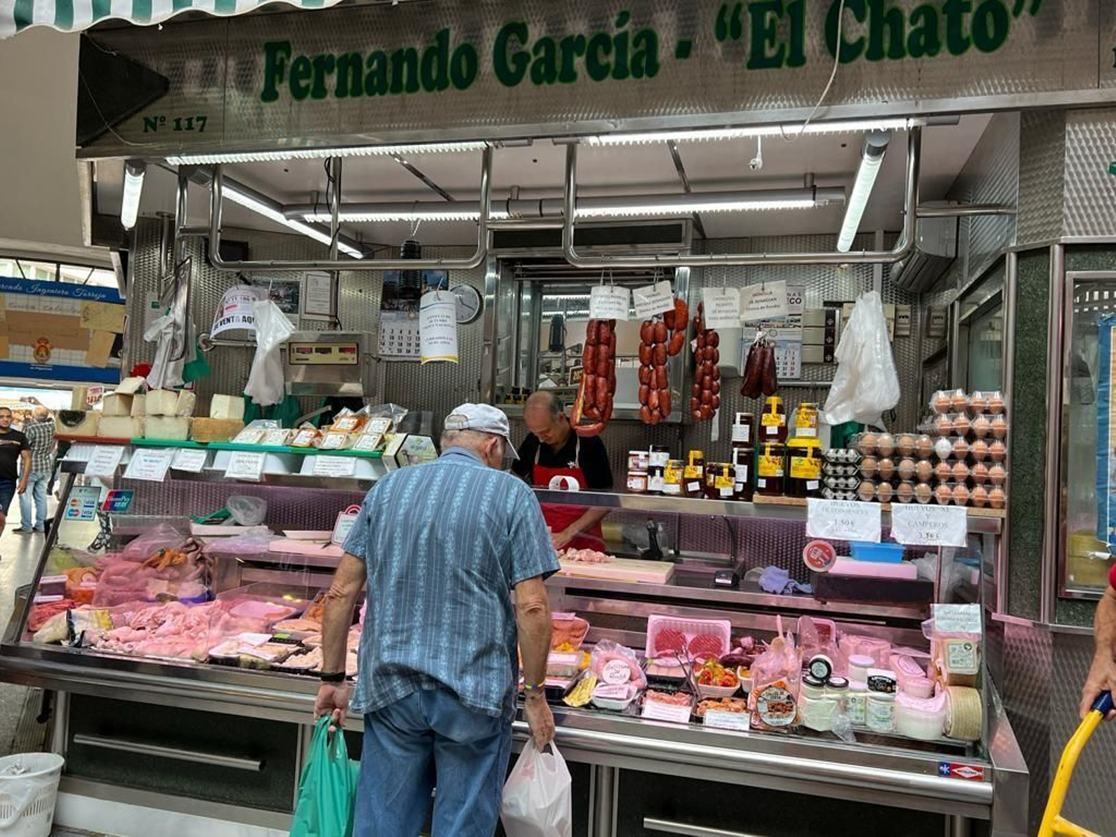 Una mañana de compras en el Mercado Ingeniero Torroja de Algeciras, en imágenes.