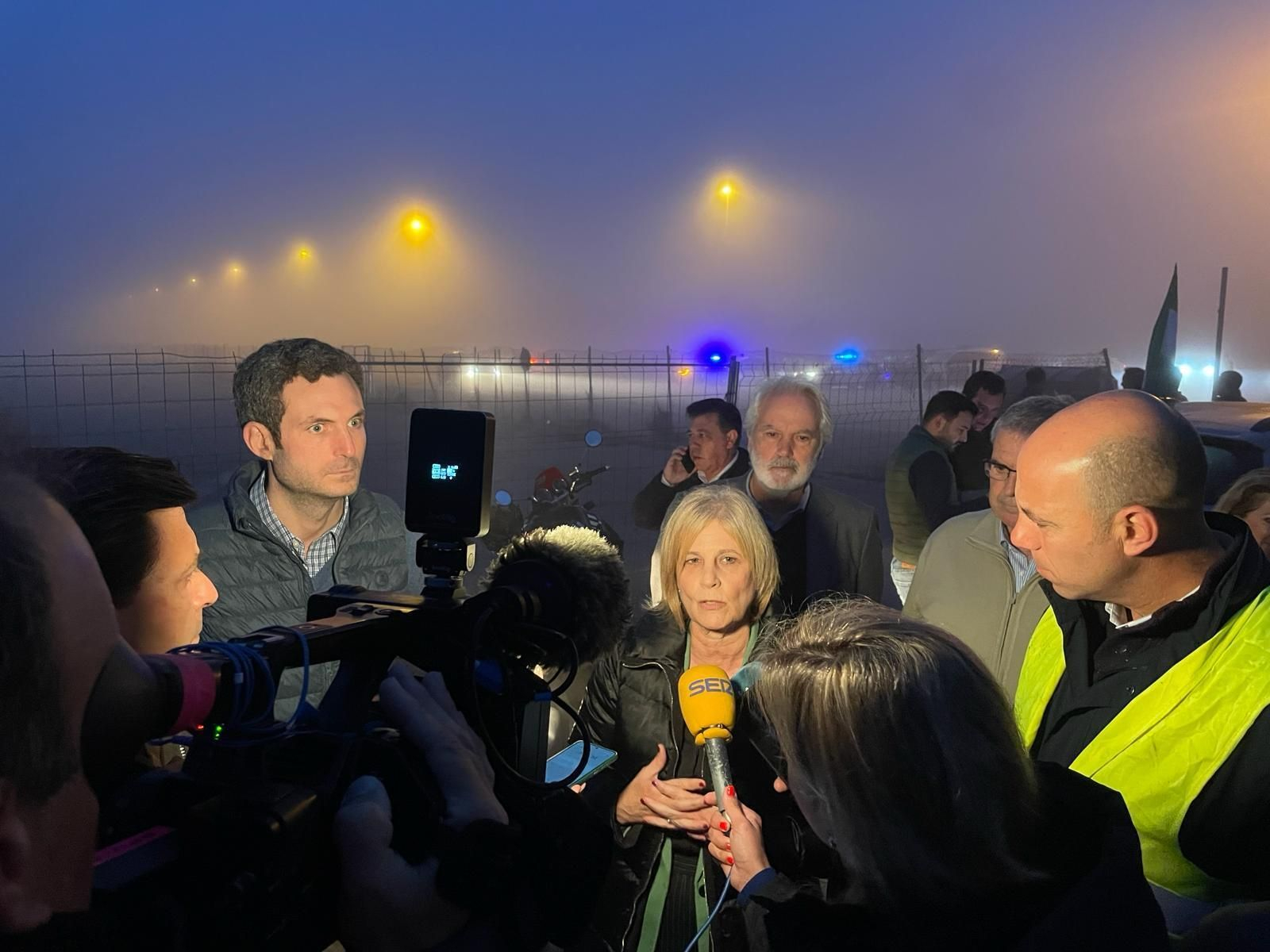 La alcaldesa de Jerez, María José García-Pelayo, atendiendo a los medios antes de la salida de los agricultores jerezanos hacia Algeciras La alcaldesa de Jerez, María José García-Pelayo, atendiendo a los medios antes de la salida de los agricultores jerezanos hacia Algeciras