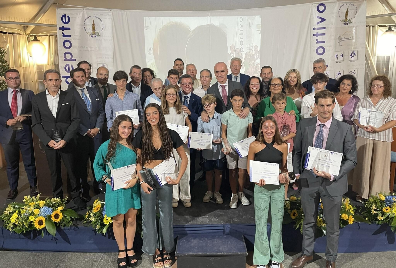 La foto de grupo del homenaje del Círculo Mercantil a sus mejores deportistas de la temporada.