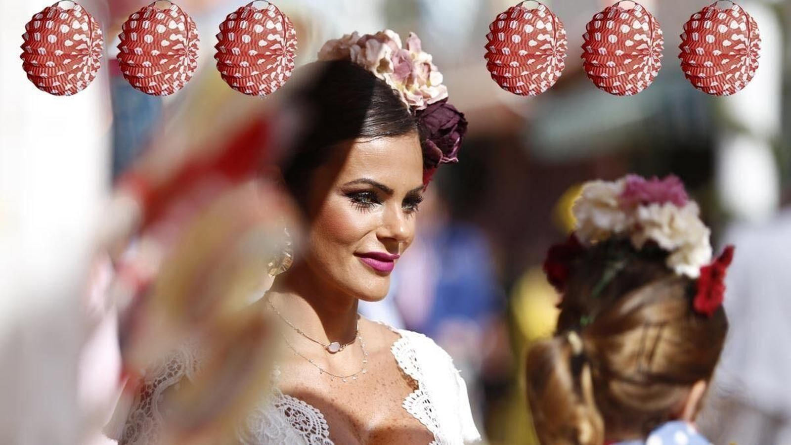 Una mujer de flamenca en la Feria de Sevilla.