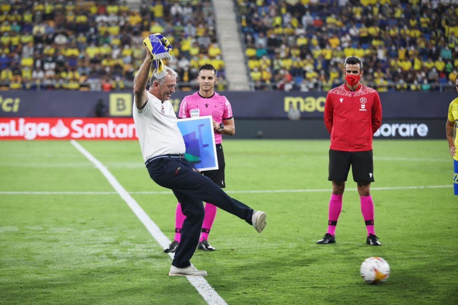 Pepe Ruiz, bufanda cadista en mano, golpea el balón en el saque de honor.