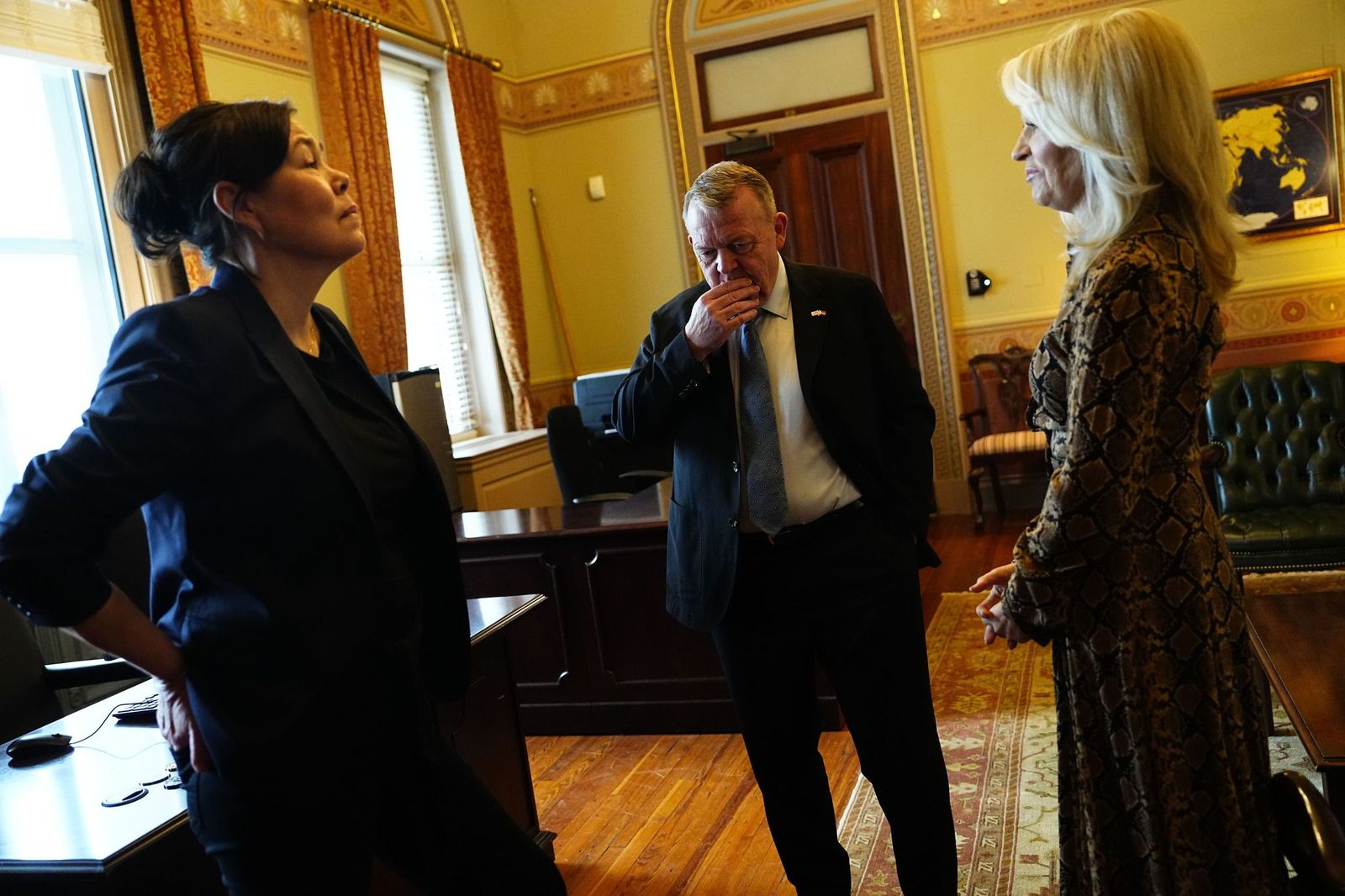 El ministro de Exteriores danés, Lars Løkke Rasmussen,  junto a su homóloga groenlandesa, Vivian Motzfeldt (I), en la Casa Blanca.