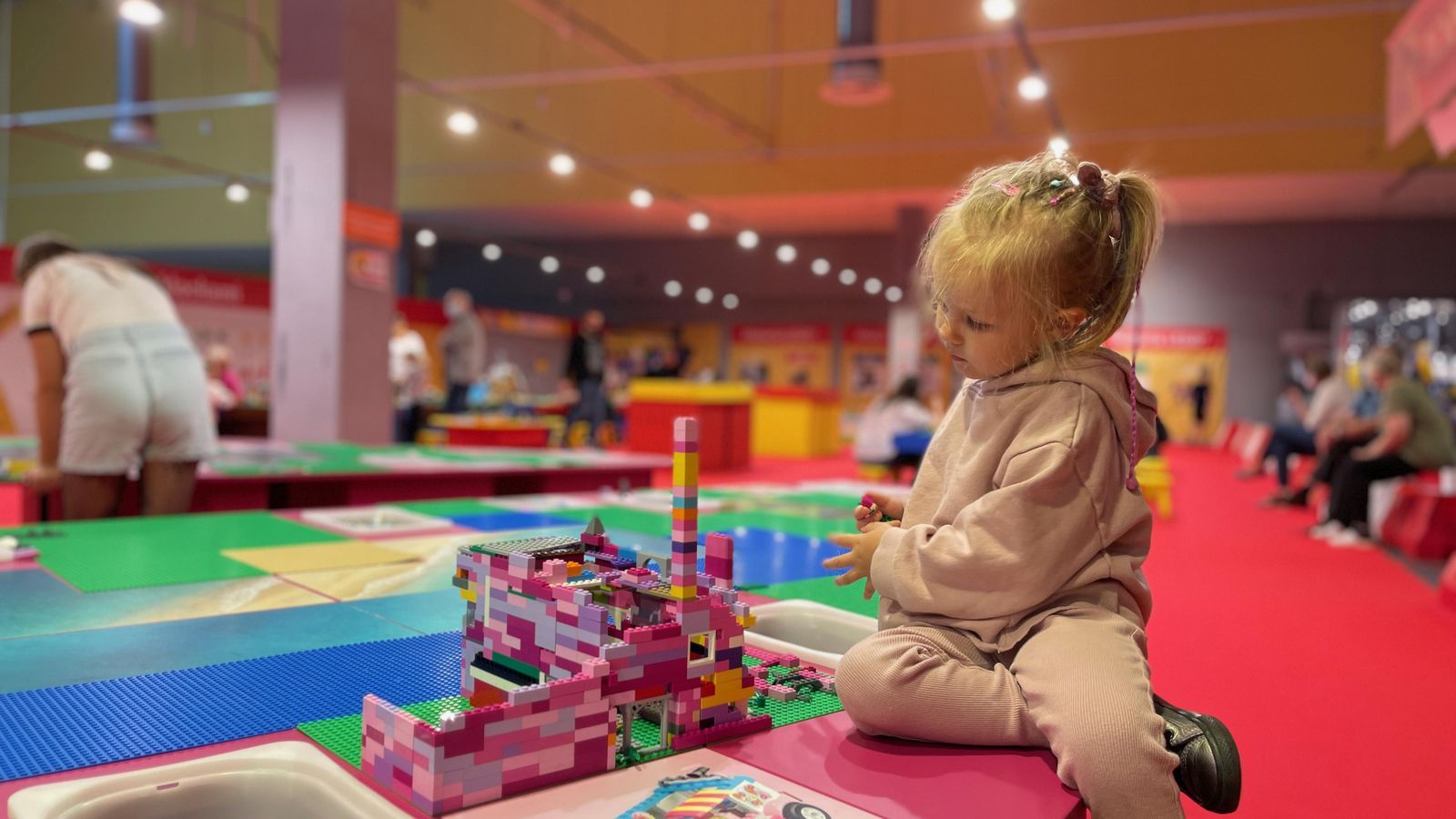 En la zona de juegos se pueden entretener tanto niños como adultos.