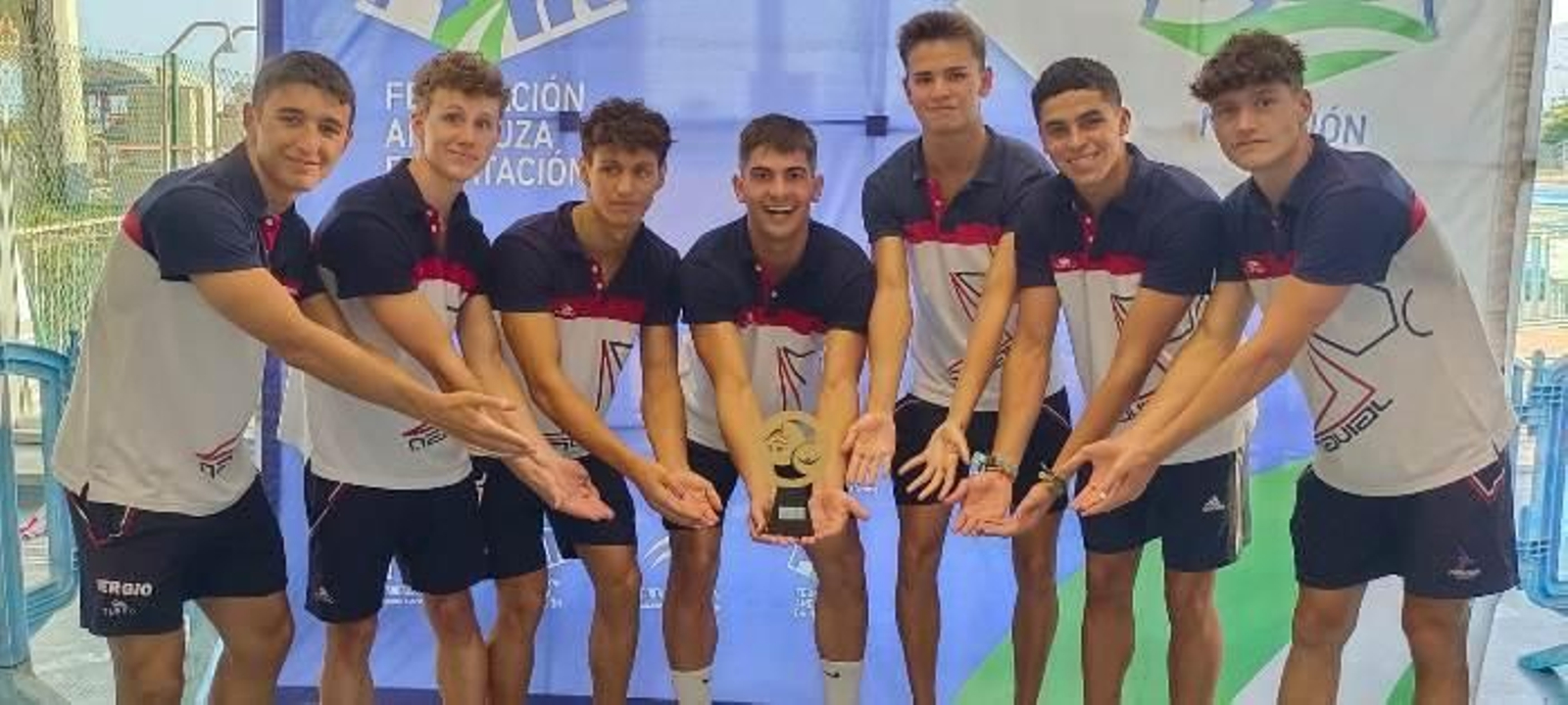 El Navial celebra su victoria en Málaga. El Navial celebra su victoria en Málaga.