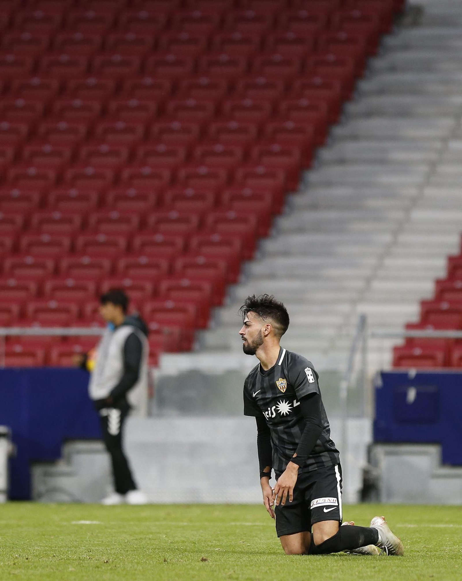 Chema se lamenta arrodillado en el césped del Metropolitano.