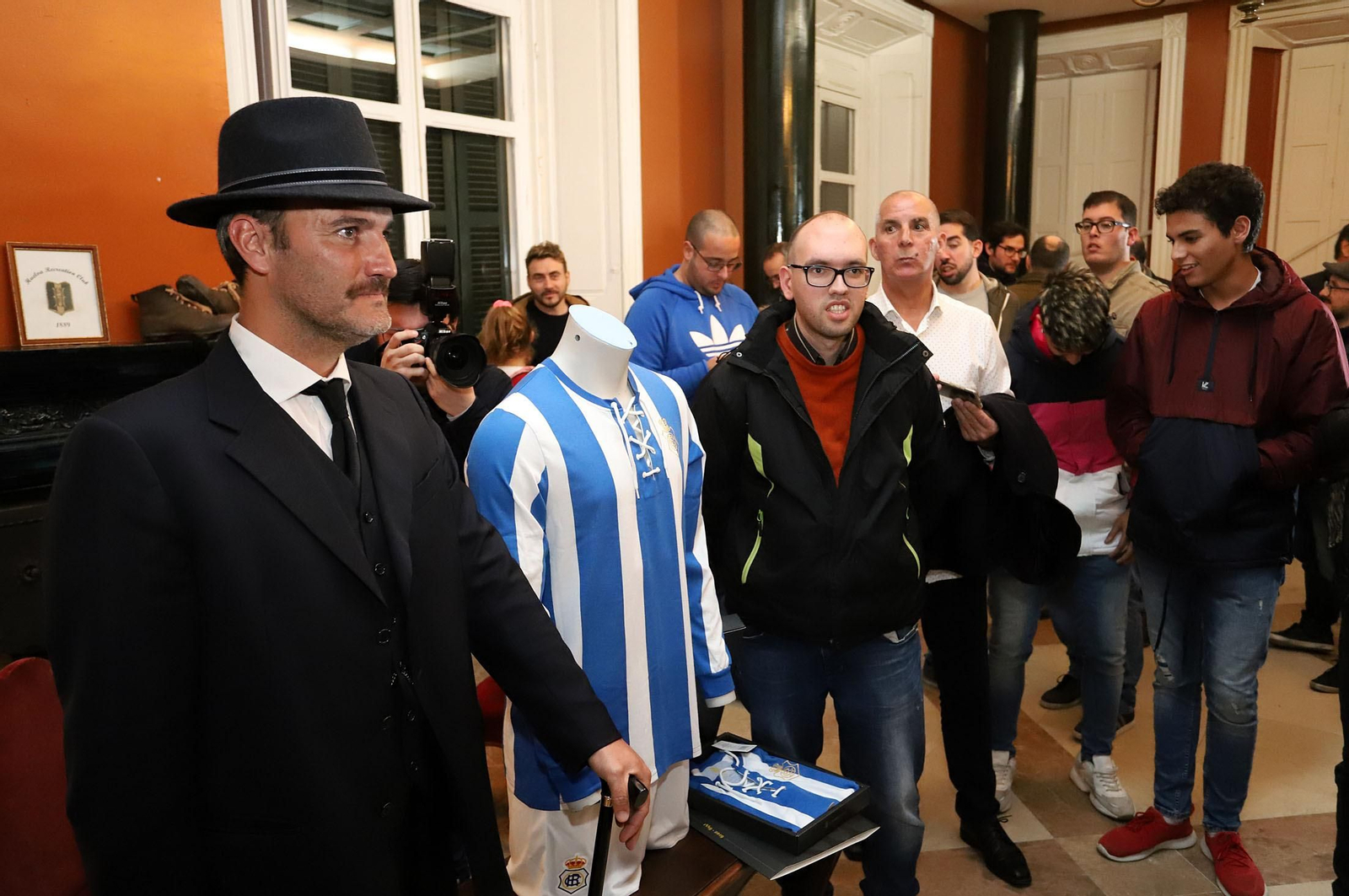 Imágenes de la camiseta del 130 aniversario del Recreativo de Huelva