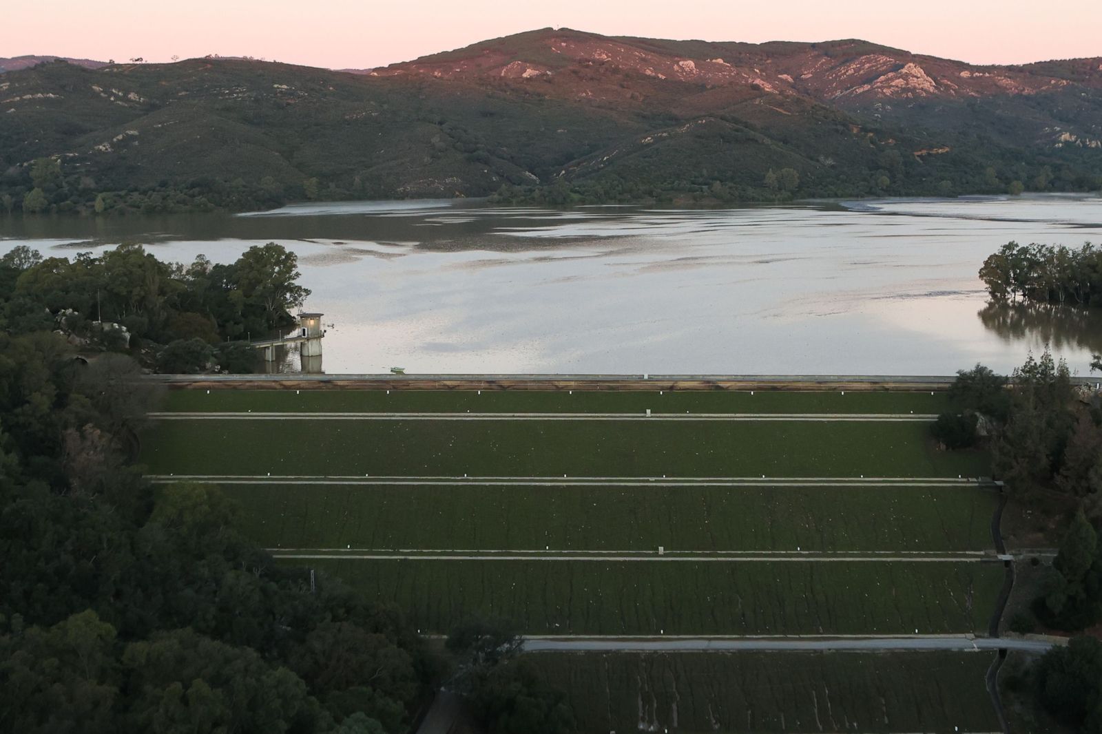 Fotos del desembalse del pantano de Guadarranque, al límite de su capacidad