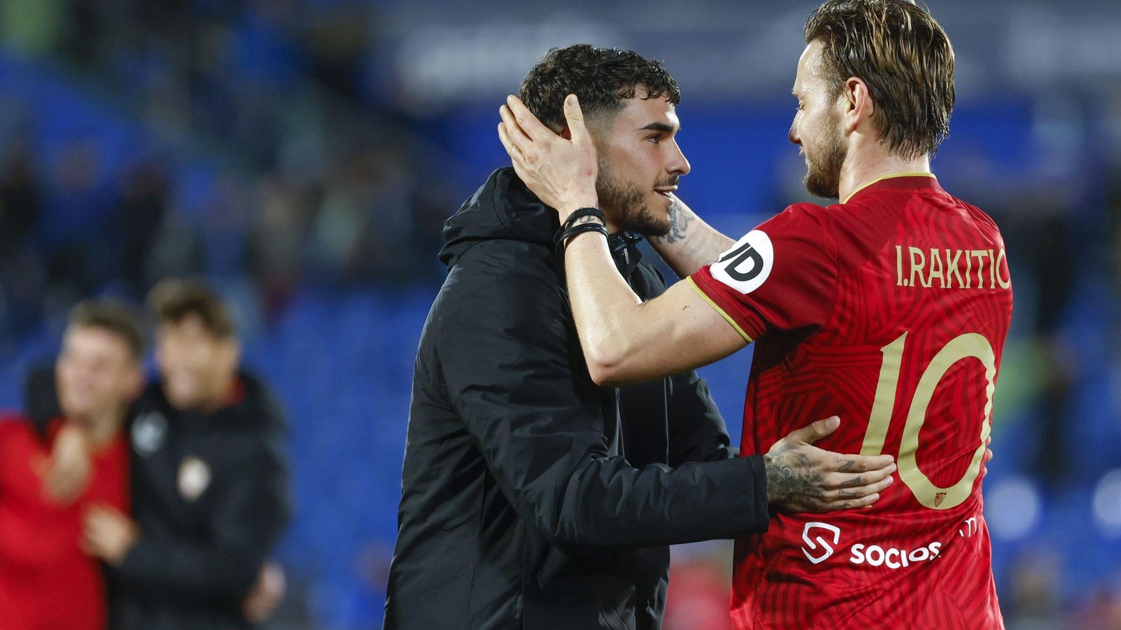 Isaac recibe la felicitación de Rakitic al finalizar el partido.