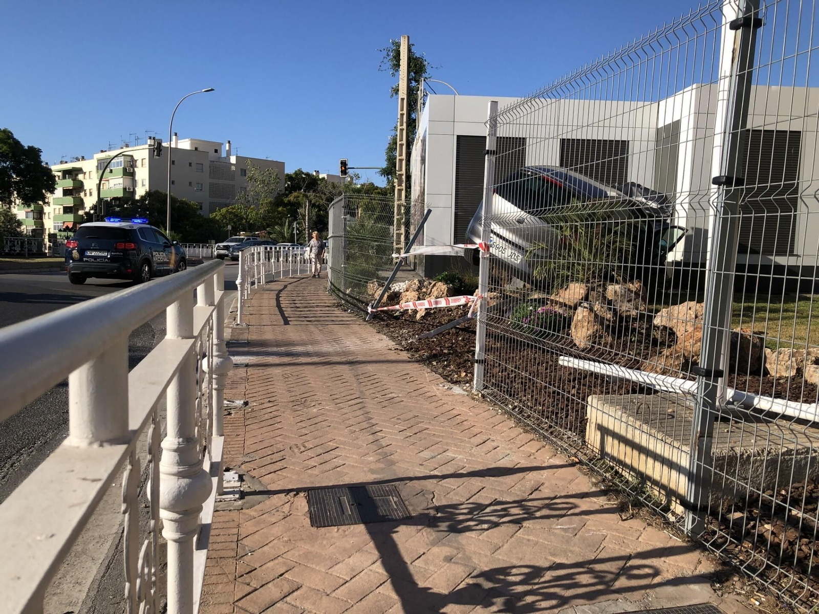 El vehículo empotrado en el recinto de una promotora.