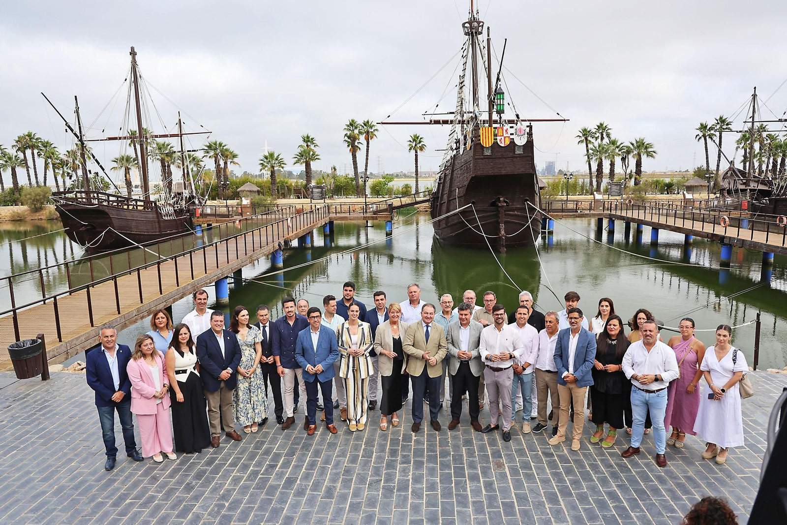 Imágenes de la firma con alcaldes de 34 municipios los convenios del programa 'Tu Diputación Invierte'