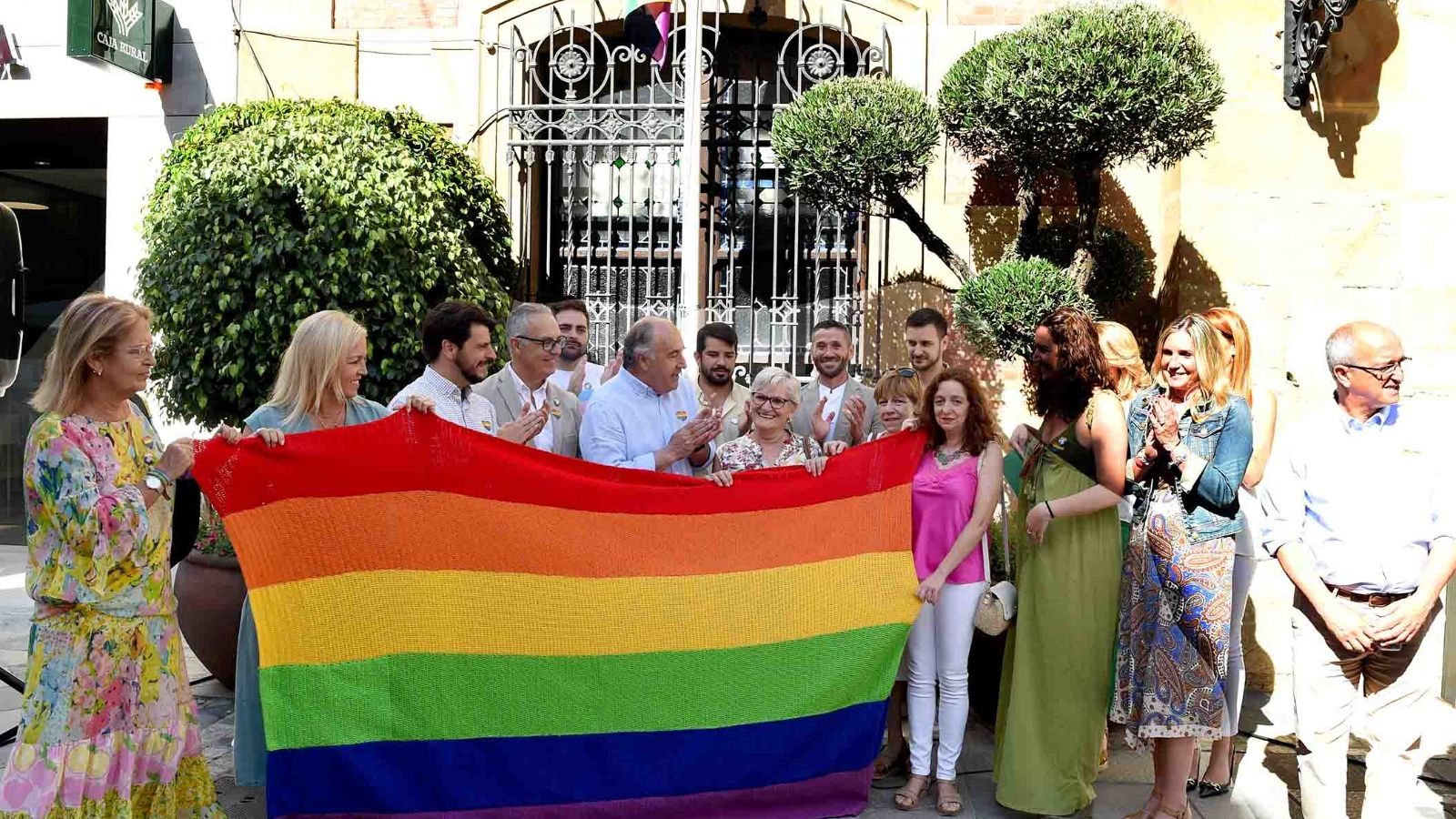 La bandera arcoíris ante el ayuntamiento de Algeciras
