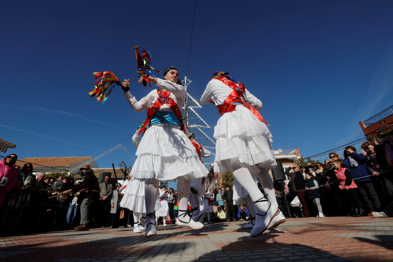 La Danza de los Locos y el Baile del Oso de Fuente Carreteros, en imágenes