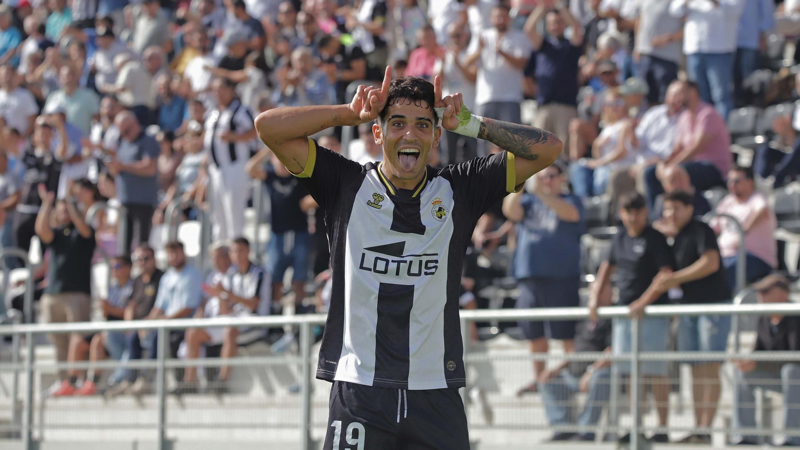 Juaniyo hace su gesto característico tras marcar ante el Pozoblanco en La Línea.