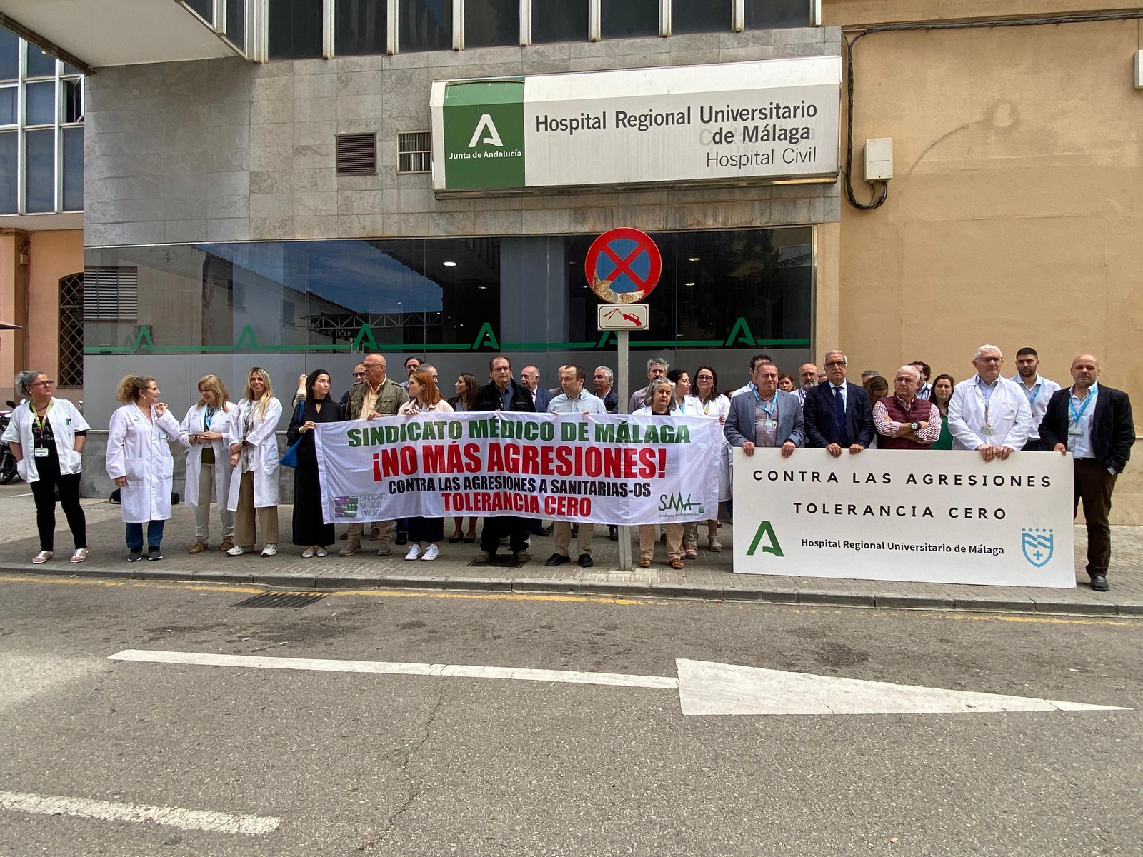 Protesta convocada por el Sindicato Médico de Málaga, este miércoles, por una agresión en el Hospital Civil.