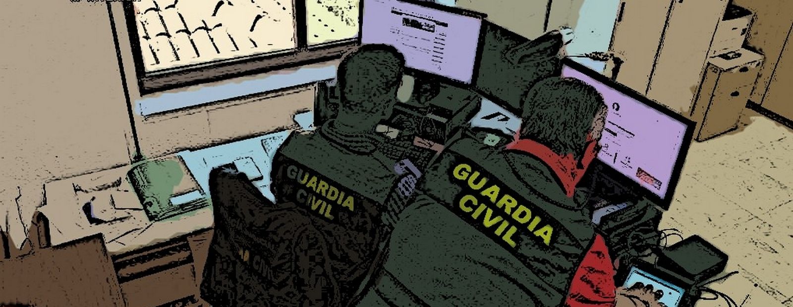 Guardias Civiles realizan consultas en un ordenador.