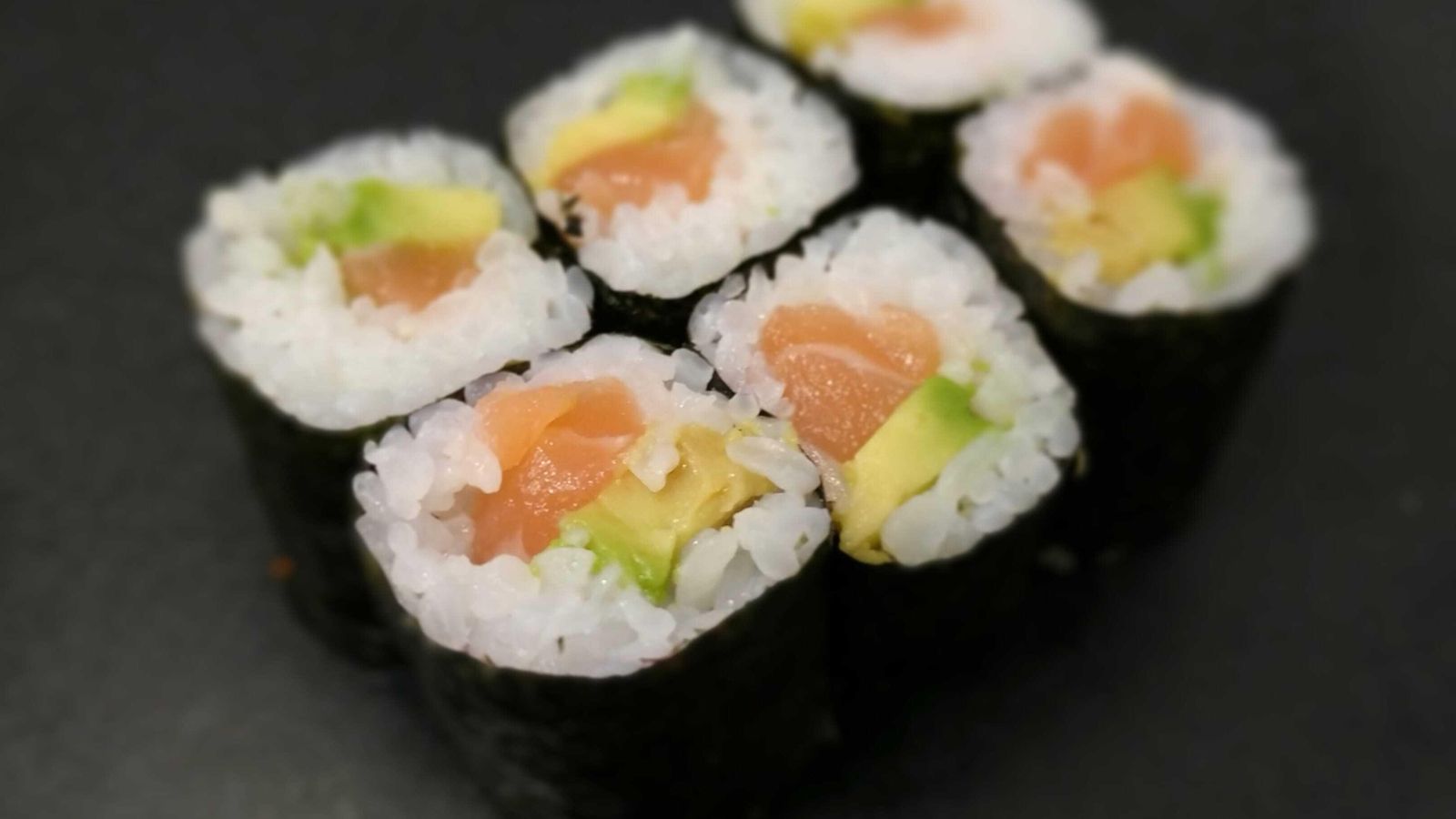 Makis con salmón y aguacate.