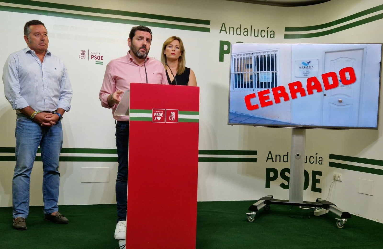 Diputados del PSOE durante la rueda de prensa Diputados del PSOE durante la rueda de prensa