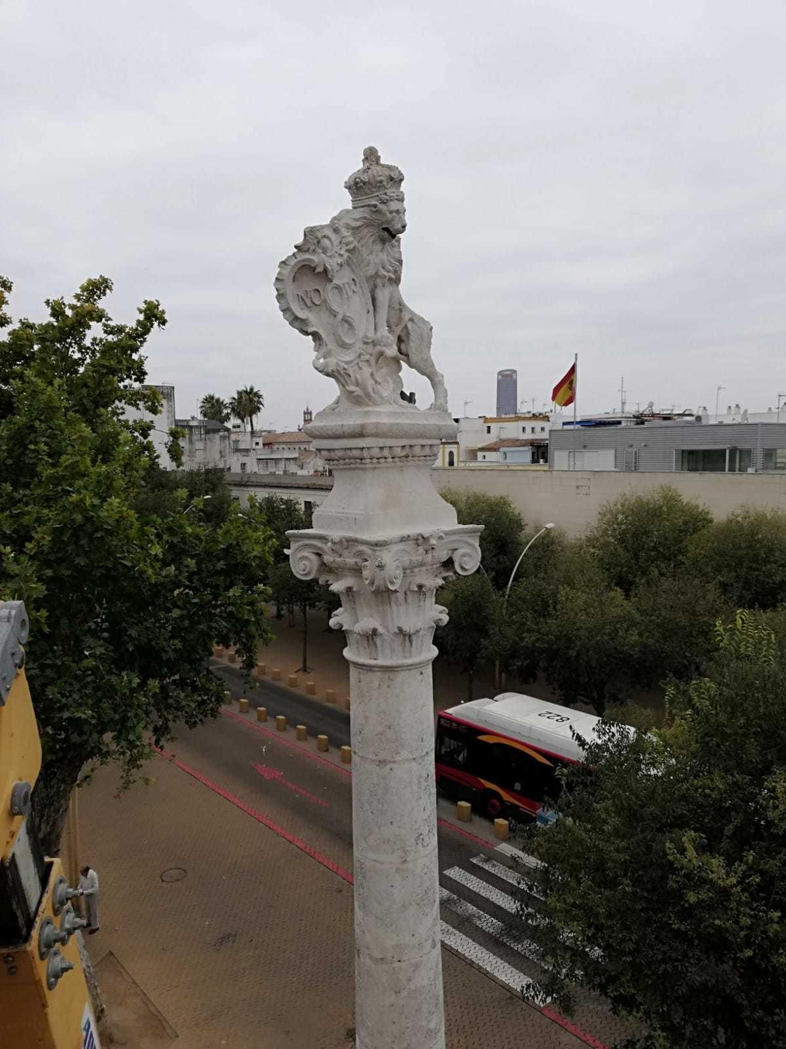 Trabajos de limpieza en los columnas de la Alameda de Hércules