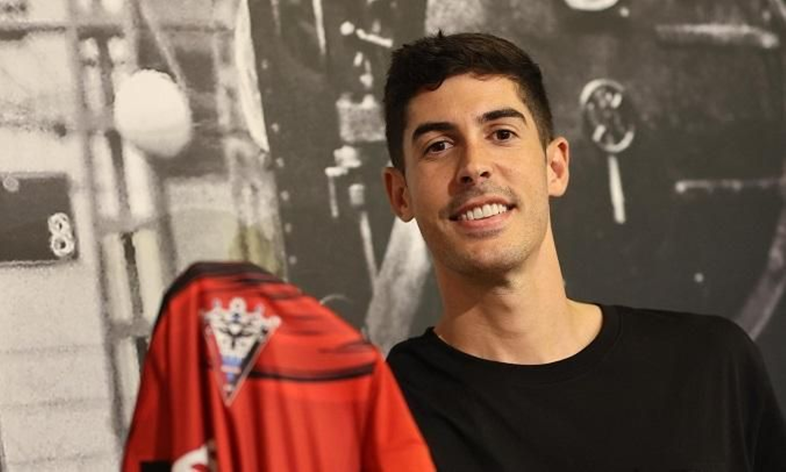 Carlos Fernández posa con la elástica del Mirandés.